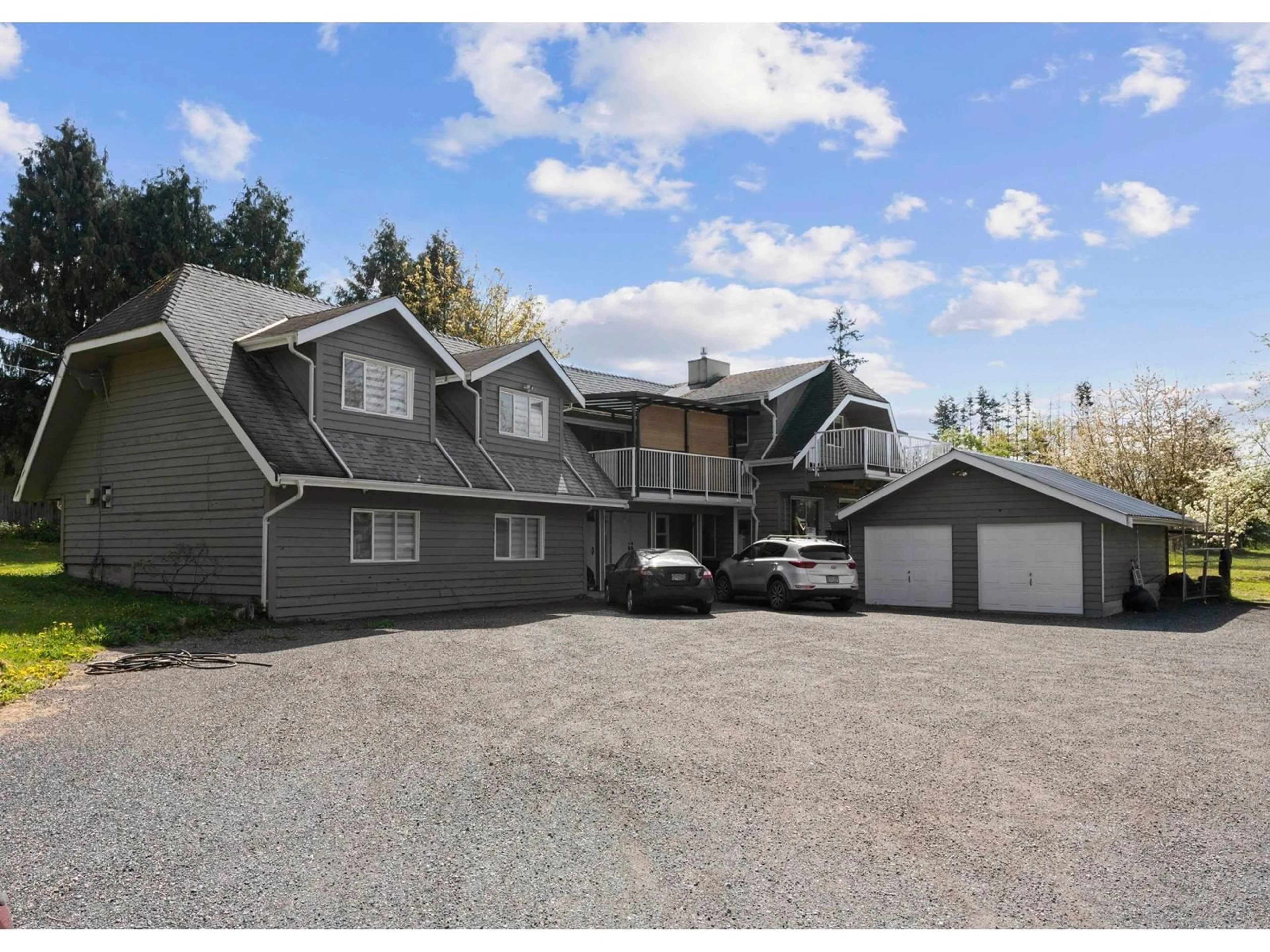 A pic from outside/outdoor area/front of a property/back of a property/a pic from drone, unknown for 25412 58, Langley British Columbia V4W1G7