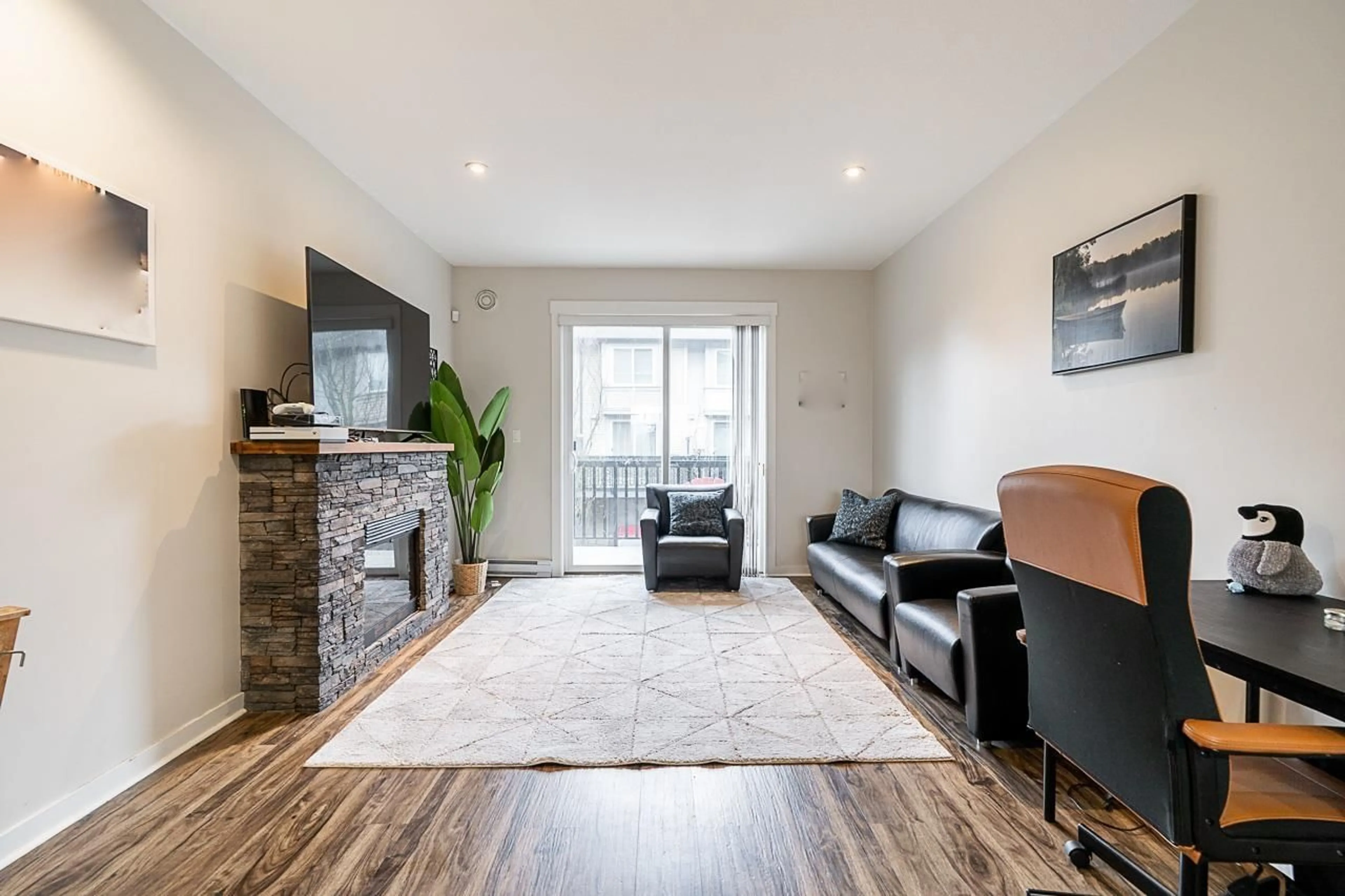 Living room with furniture, wood/laminate floor for 57 - 6450 187, Surrey British Columbia V3S2X4