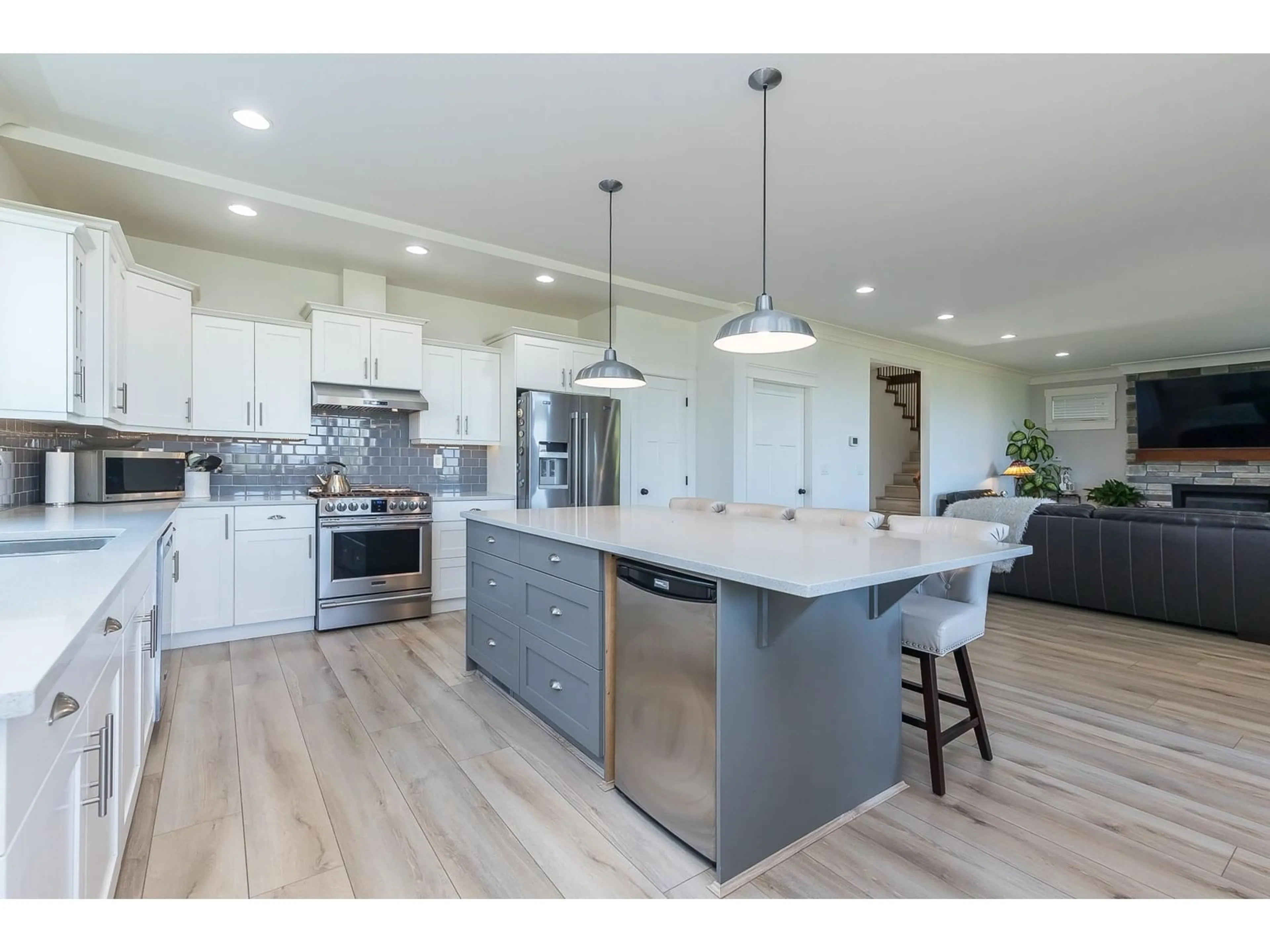 Open concept kitchen, wood/laminate floor for 6239 REXFORD DRIVE, Chilliwack British Columbia V2R0L3