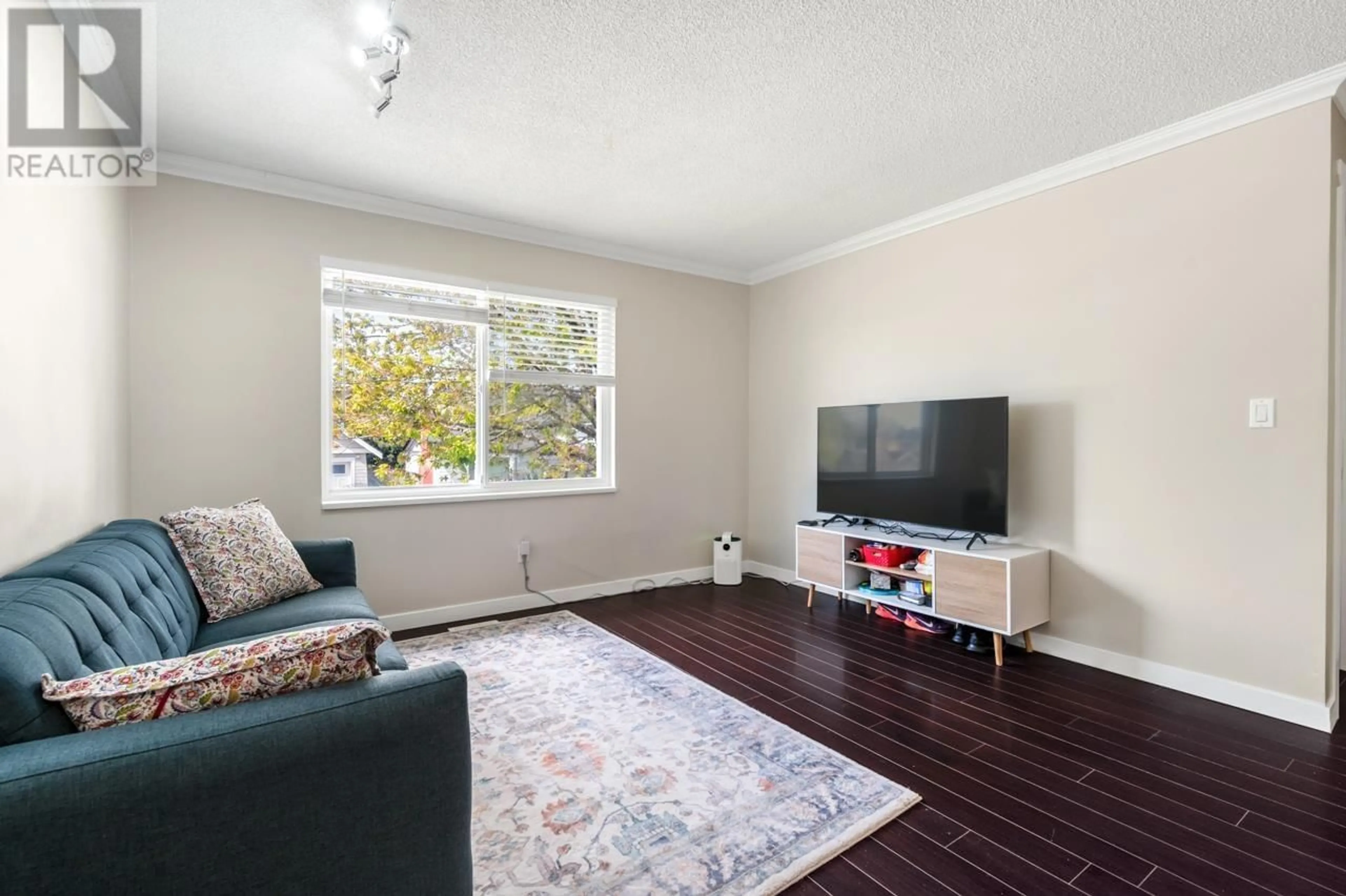 Living room with furniture, wood/laminate floor for 10860 BONAVISTA GATE, Richmond British Columbia V7E4K3