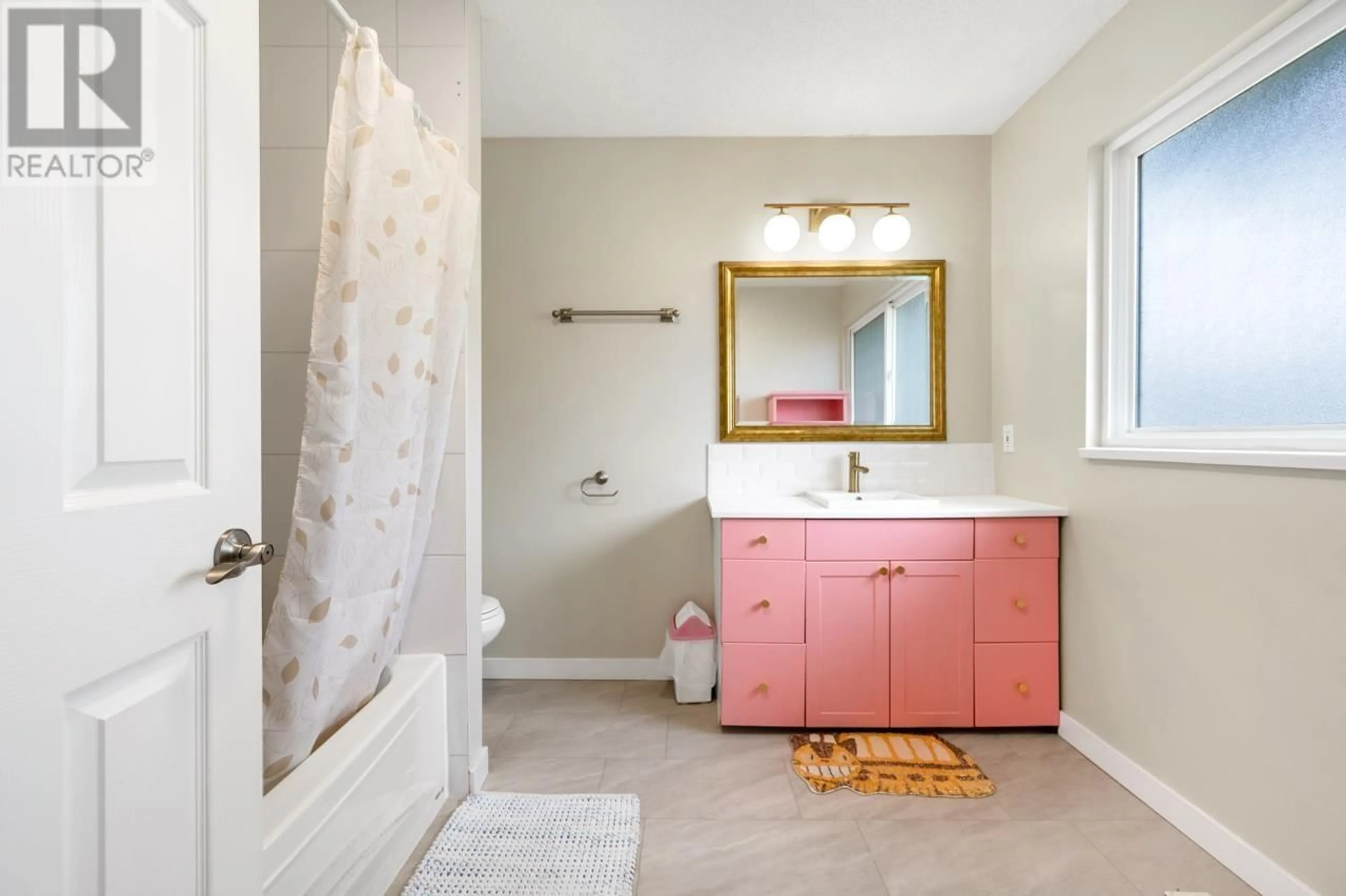 Standard bathroom, ceramic/tile floor for 10860 BONAVISTA GATE, Richmond British Columbia V7E4K3