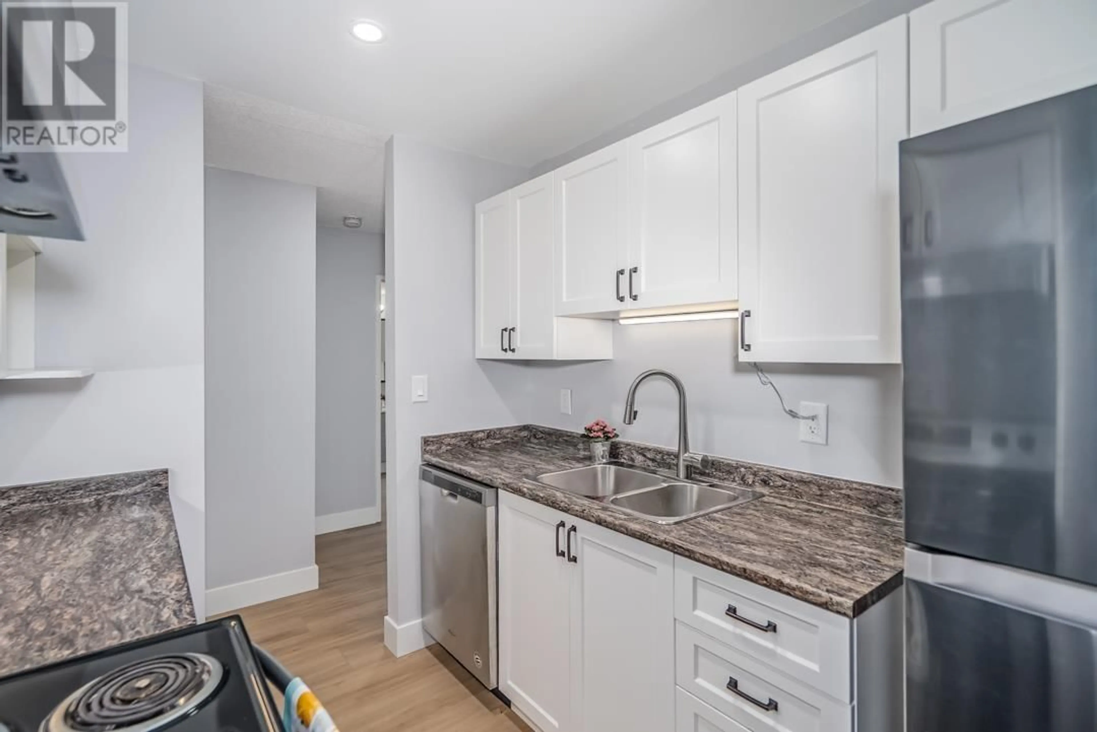 Standard kitchen, unknown for 108 - 315 TENTH STREET, New Westminster British Columbia V3M3Y2