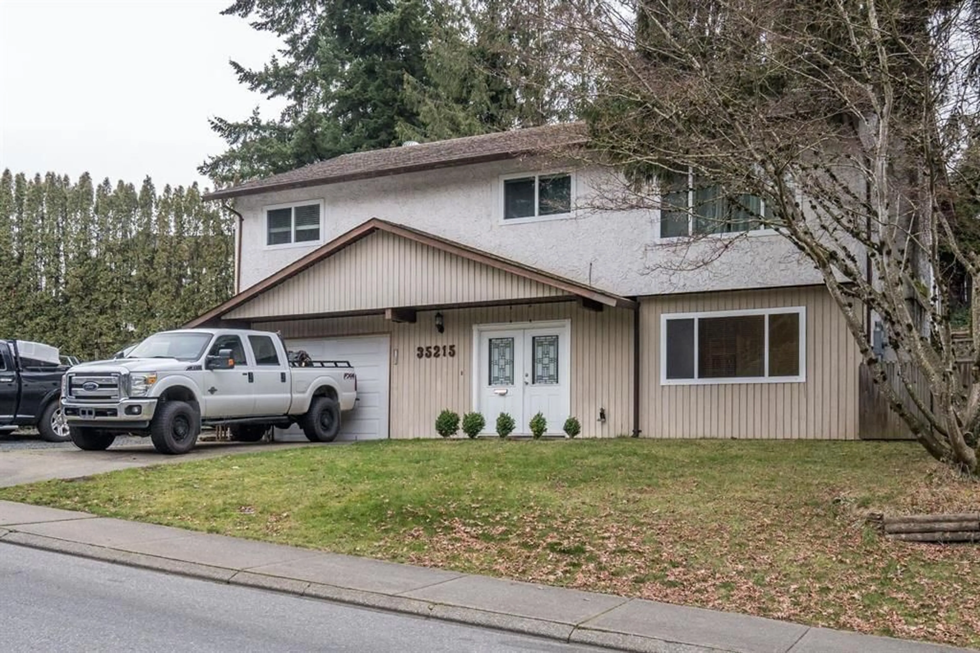 Home with vinyl exterior material, street for 35215 MCKEE, Abbotsford British Columbia V2S6K5