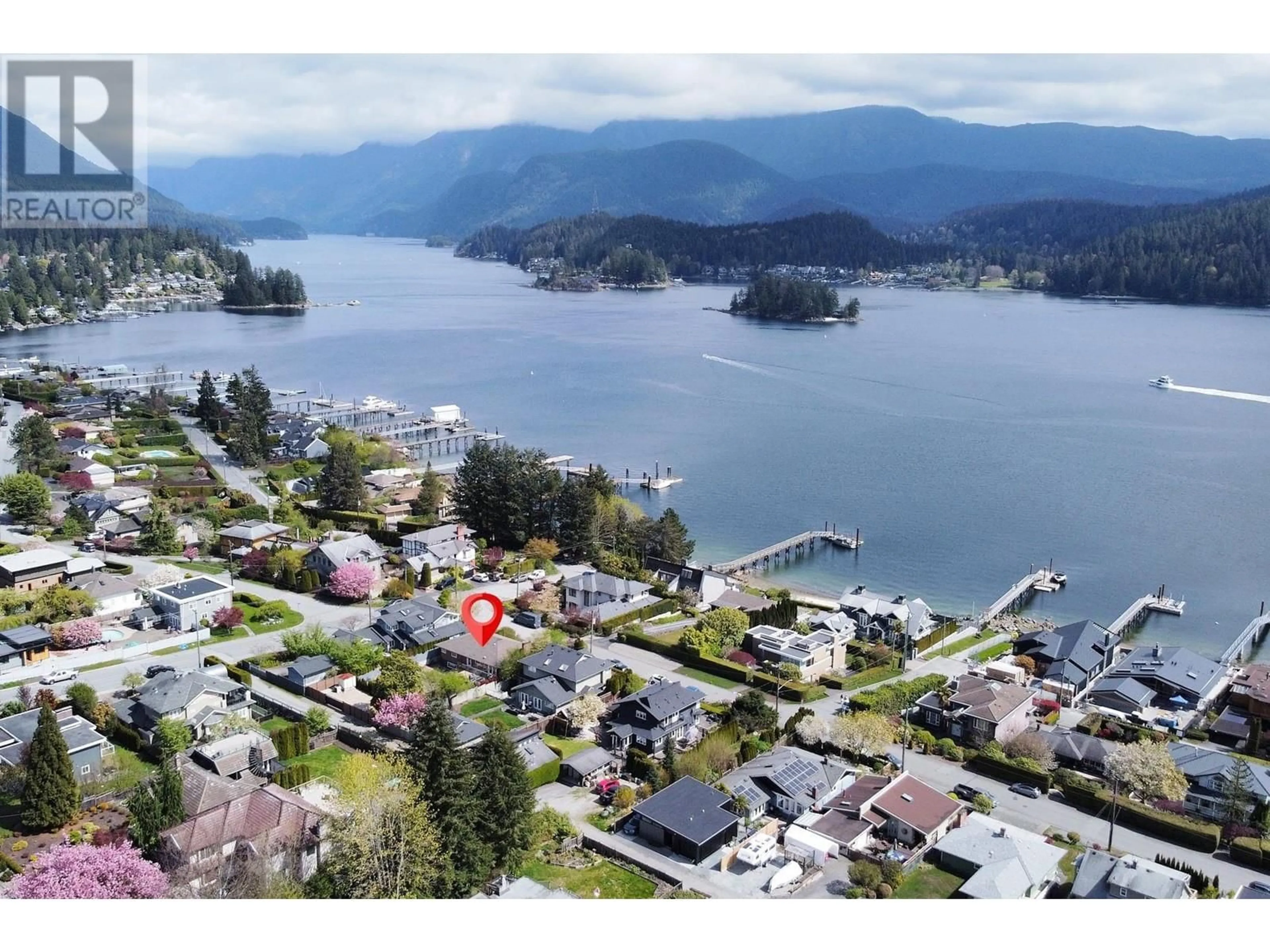 A pic from outside/outdoor area/front of a property/back of a property/a pic from drone, water/lake/river/ocean view for 463 BEACHVIEW DRIVE, North Vancouver British Columbia V7G1P5