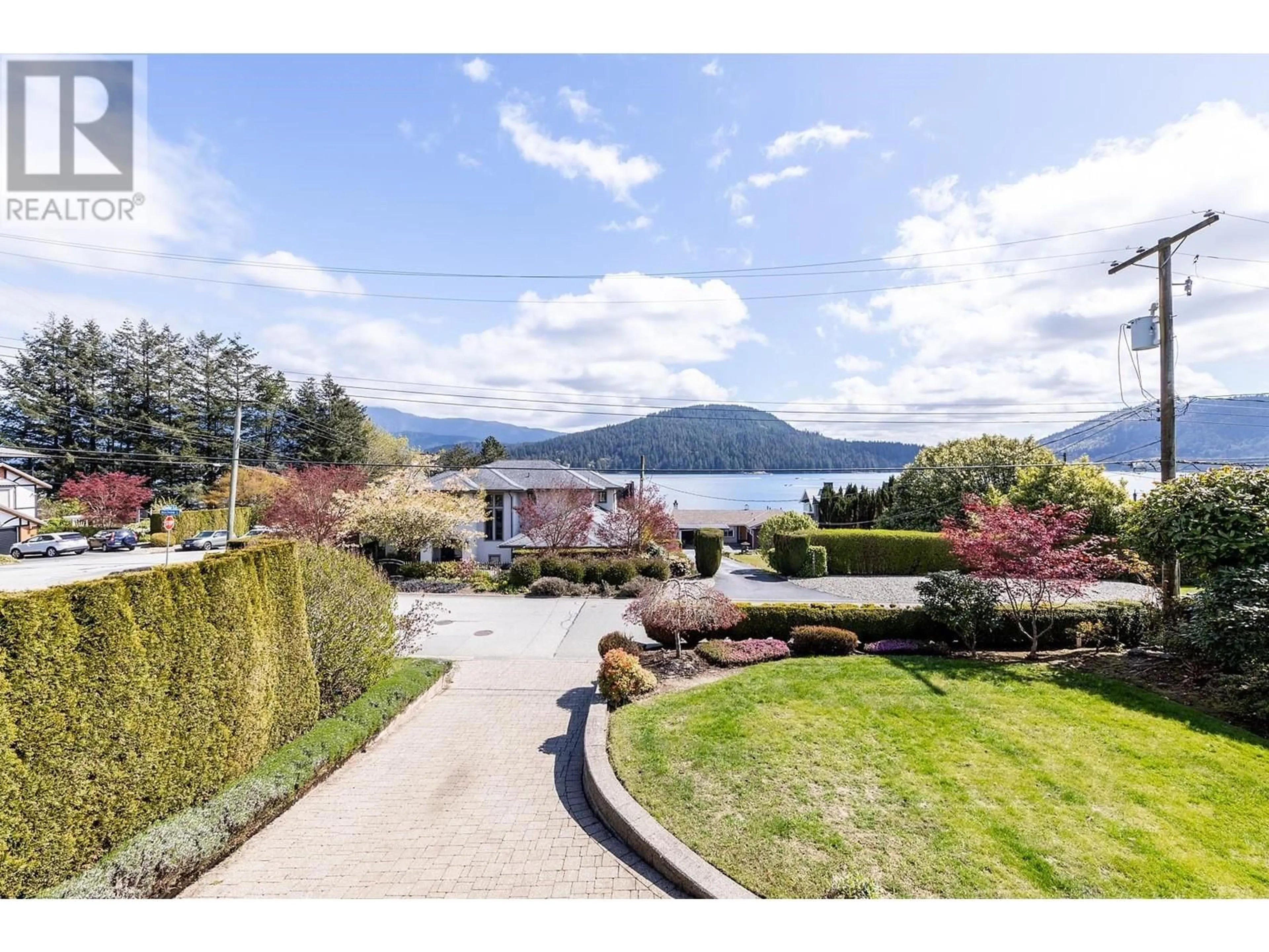 A pic from outside/outdoor area/front of a property/back of a property/a pic from drone, water/lake/river/ocean view for 463 BEACHVIEW DRIVE, North Vancouver British Columbia V7G1P5