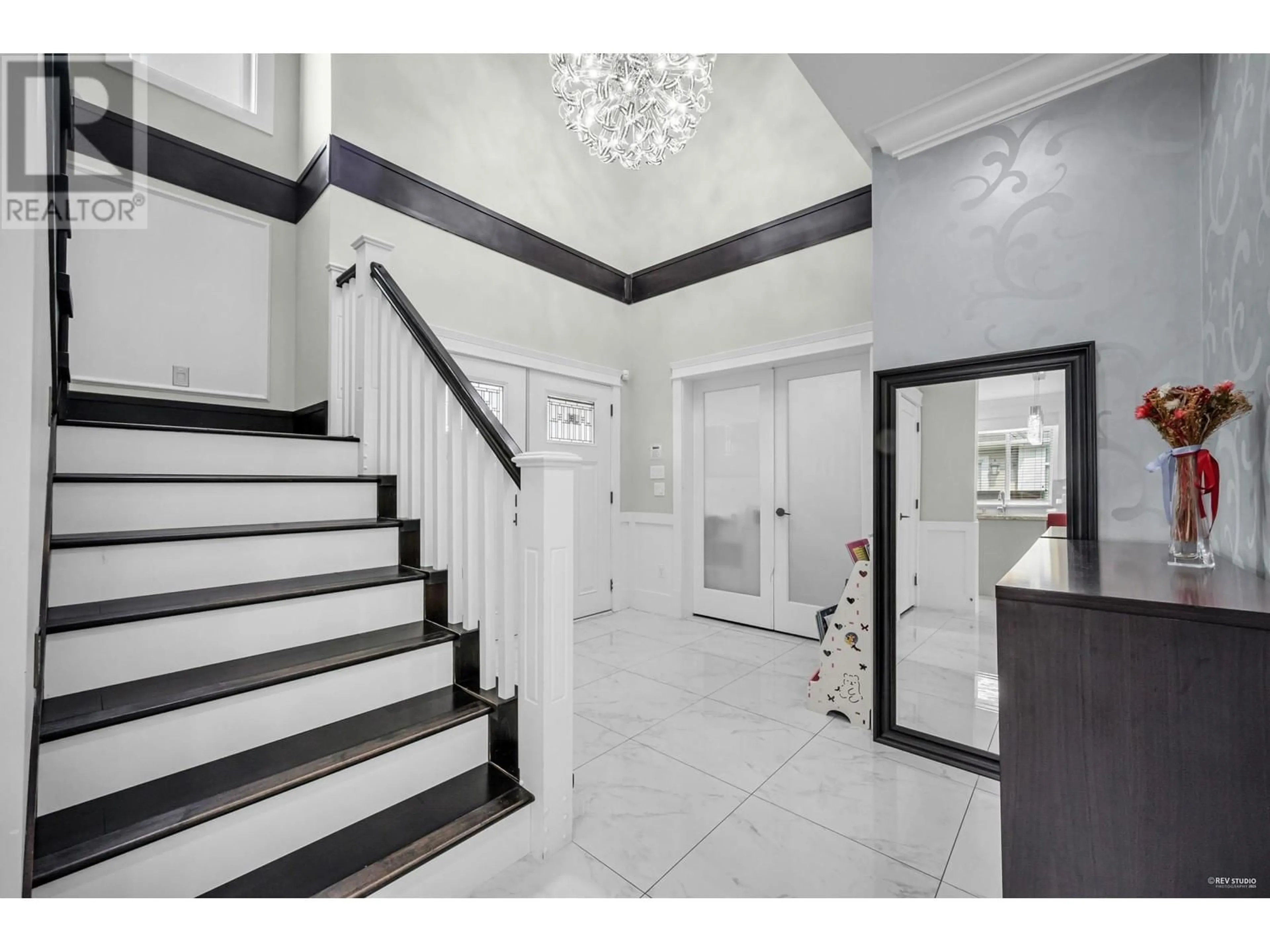 Indoor foyer for 8059 GILBERT ROAD, Richmond British Columbia V7C3W8