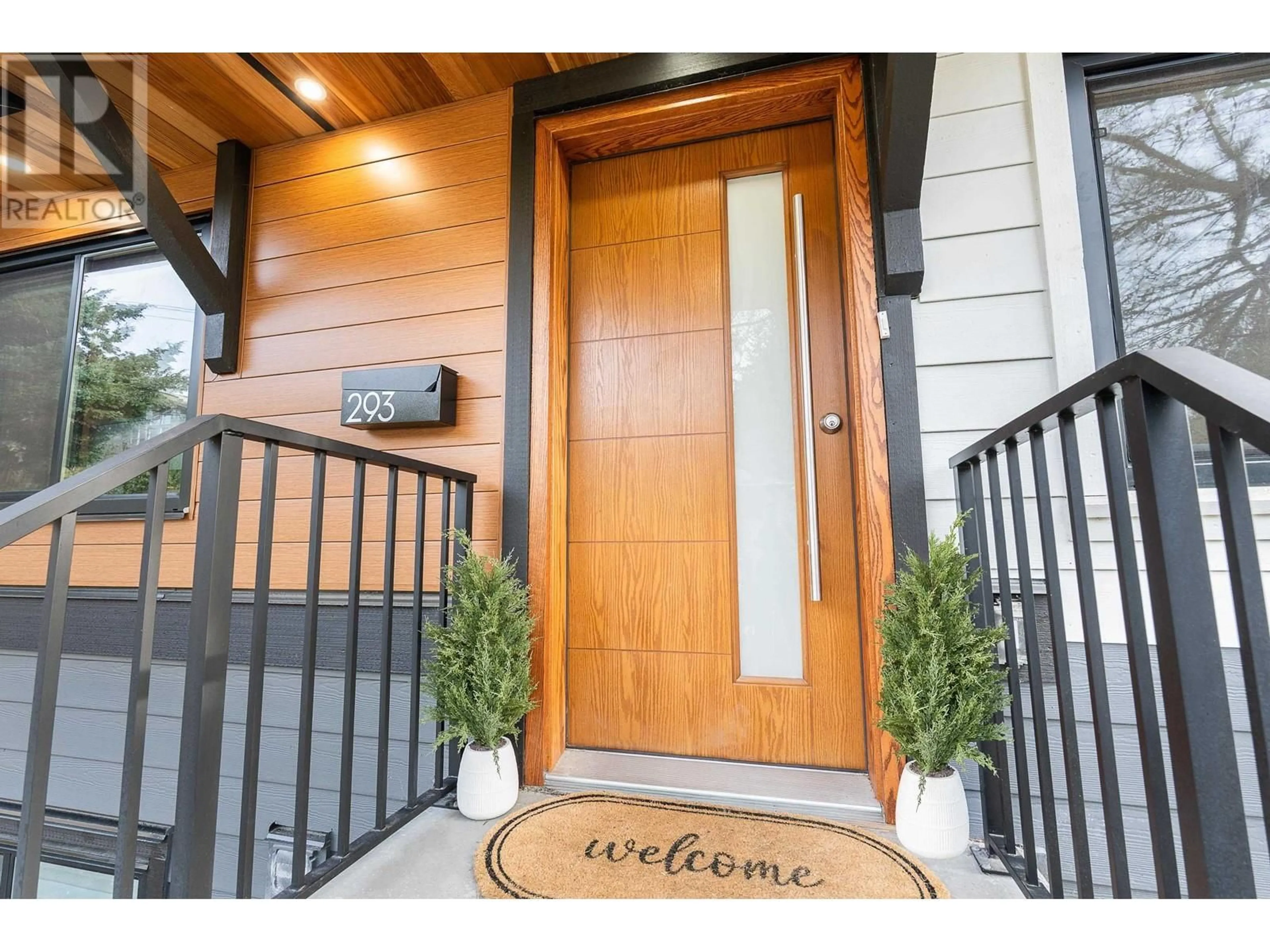Indoor entryway for 293 WINDSOR ROAD, North Vancouver British Columbia V7N2N2