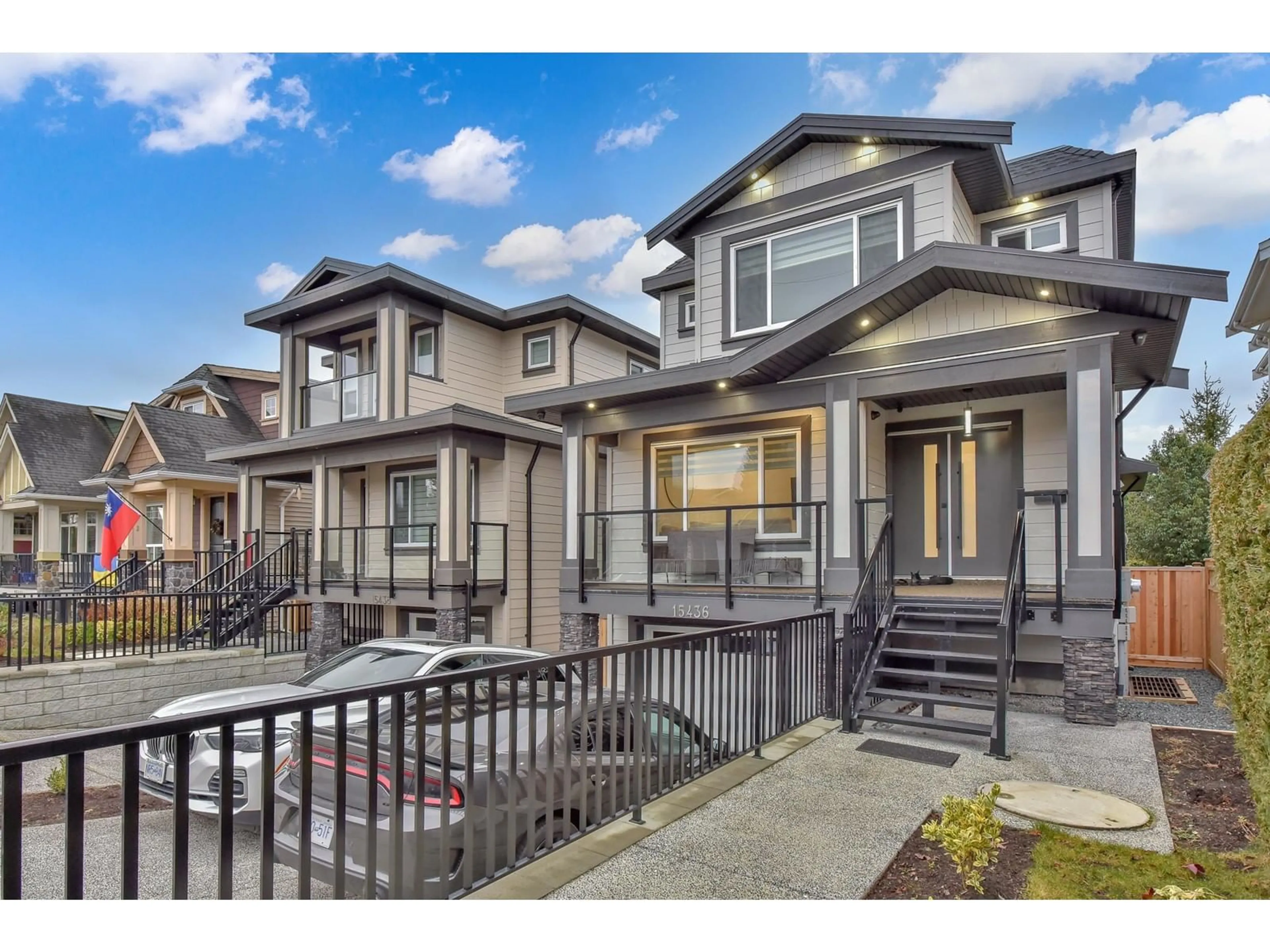 Home with vinyl exterior material, street for 15436 GOGGS, White Rock British Columbia V4B2N6