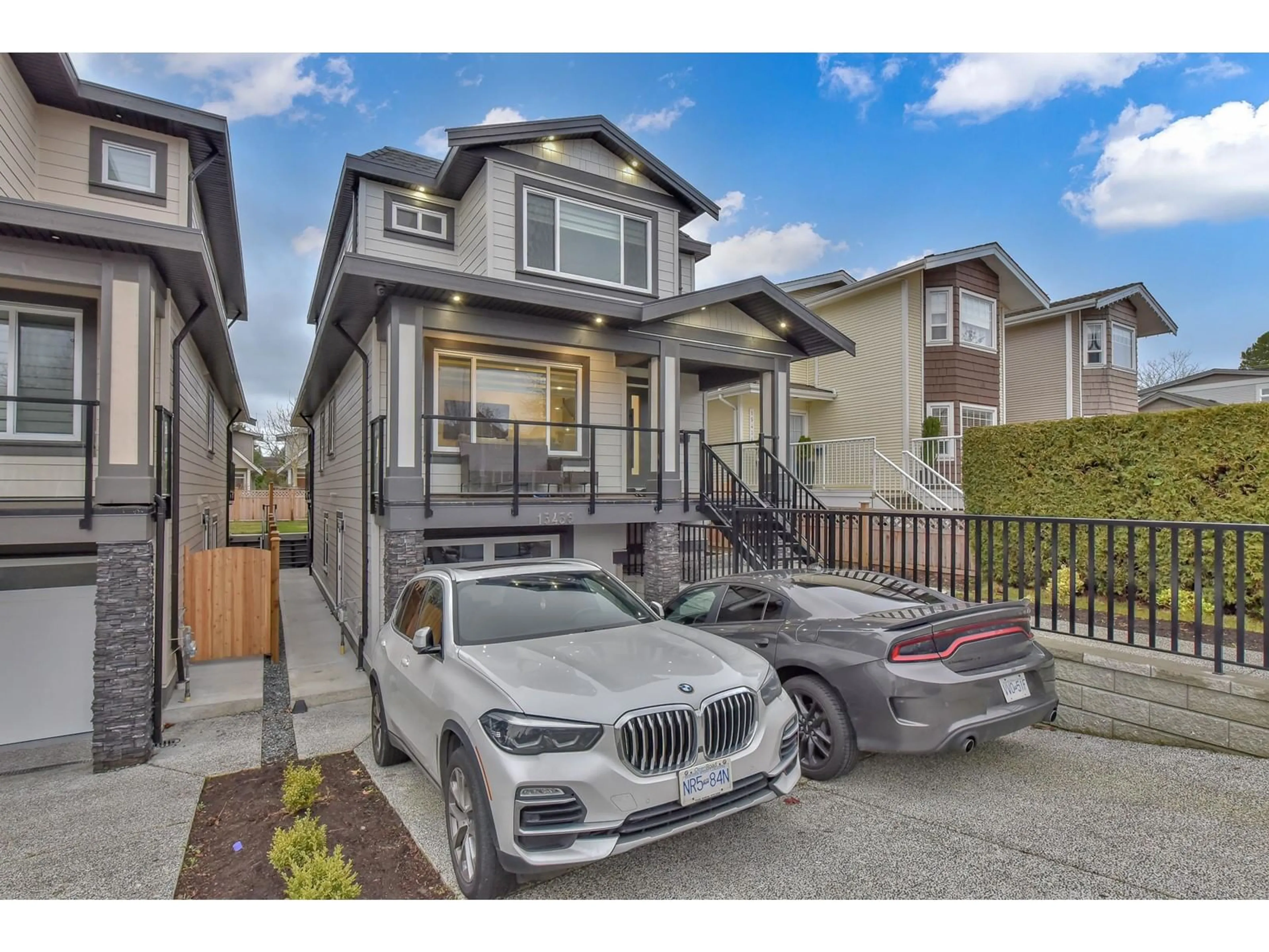 Home with vinyl exterior material, street for 15436 GOGGS, White Rock British Columbia V4B2N6