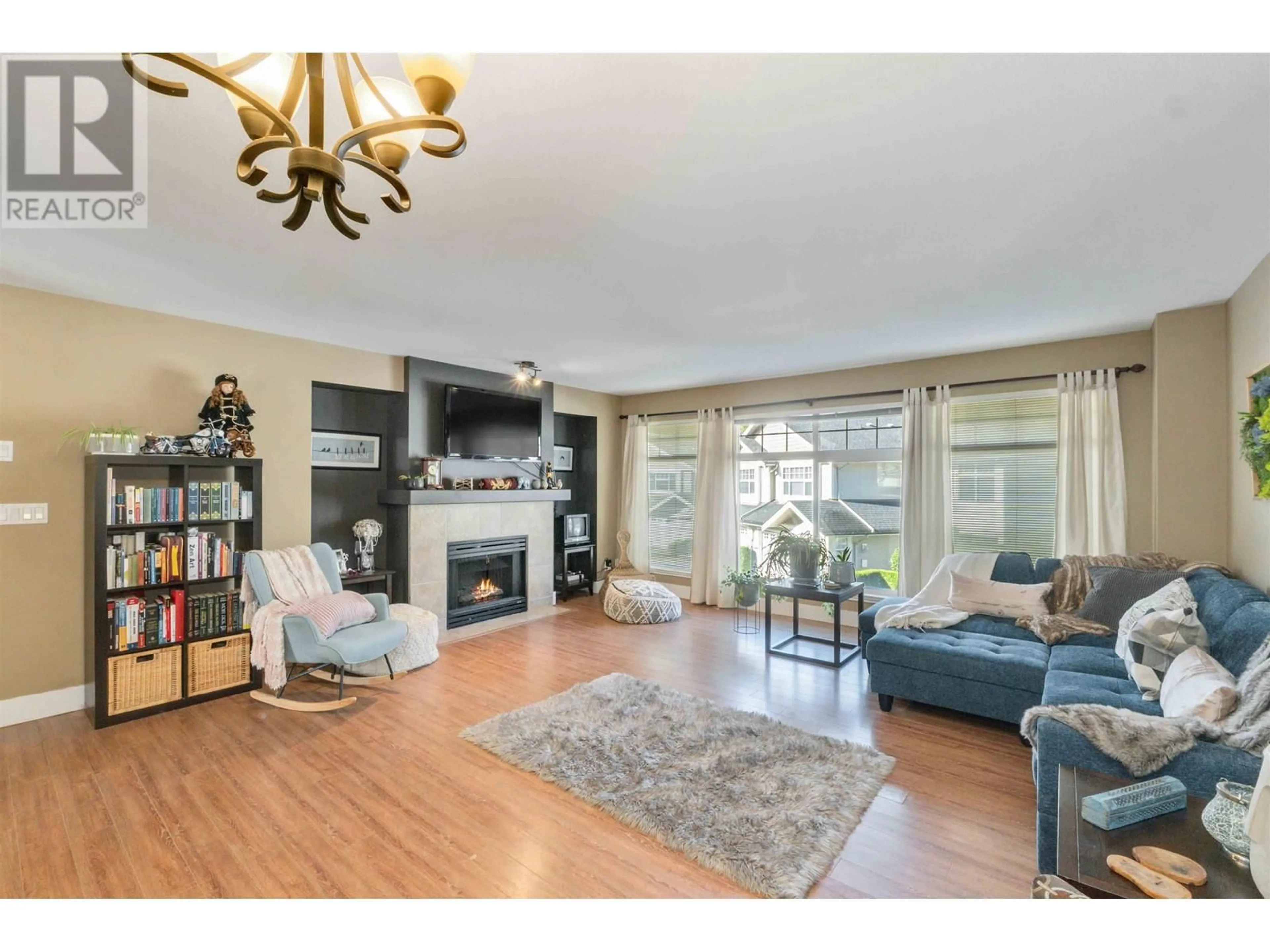 Living room with furniture, wood/laminate floor for 26 - 23343 KANAKA WAY, Maple Ridge British Columbia V2W2B6