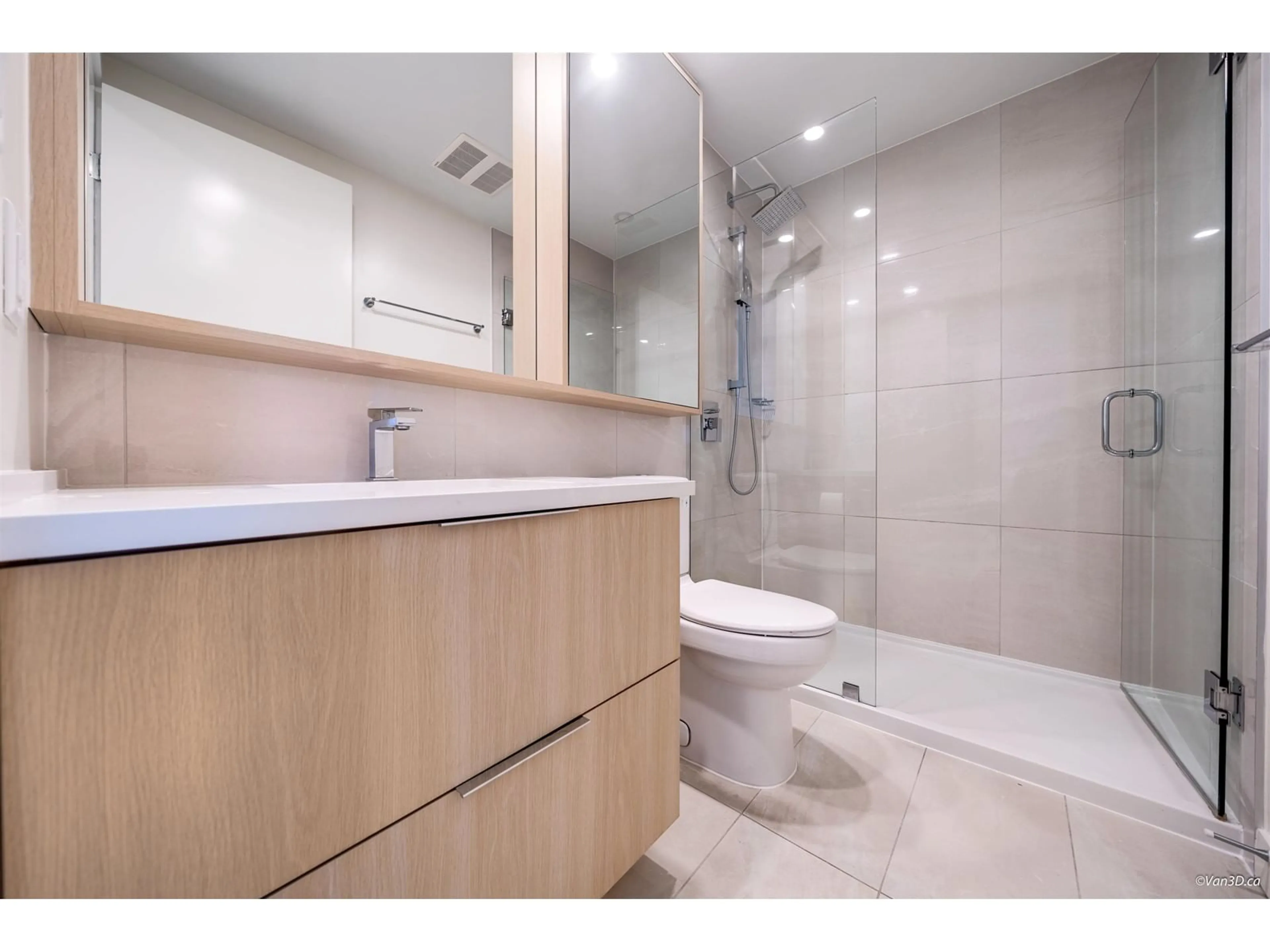 Standard bathroom, ceramic/tile floor for 903 - 13318 104, Surrey British Columbia V3T0R2