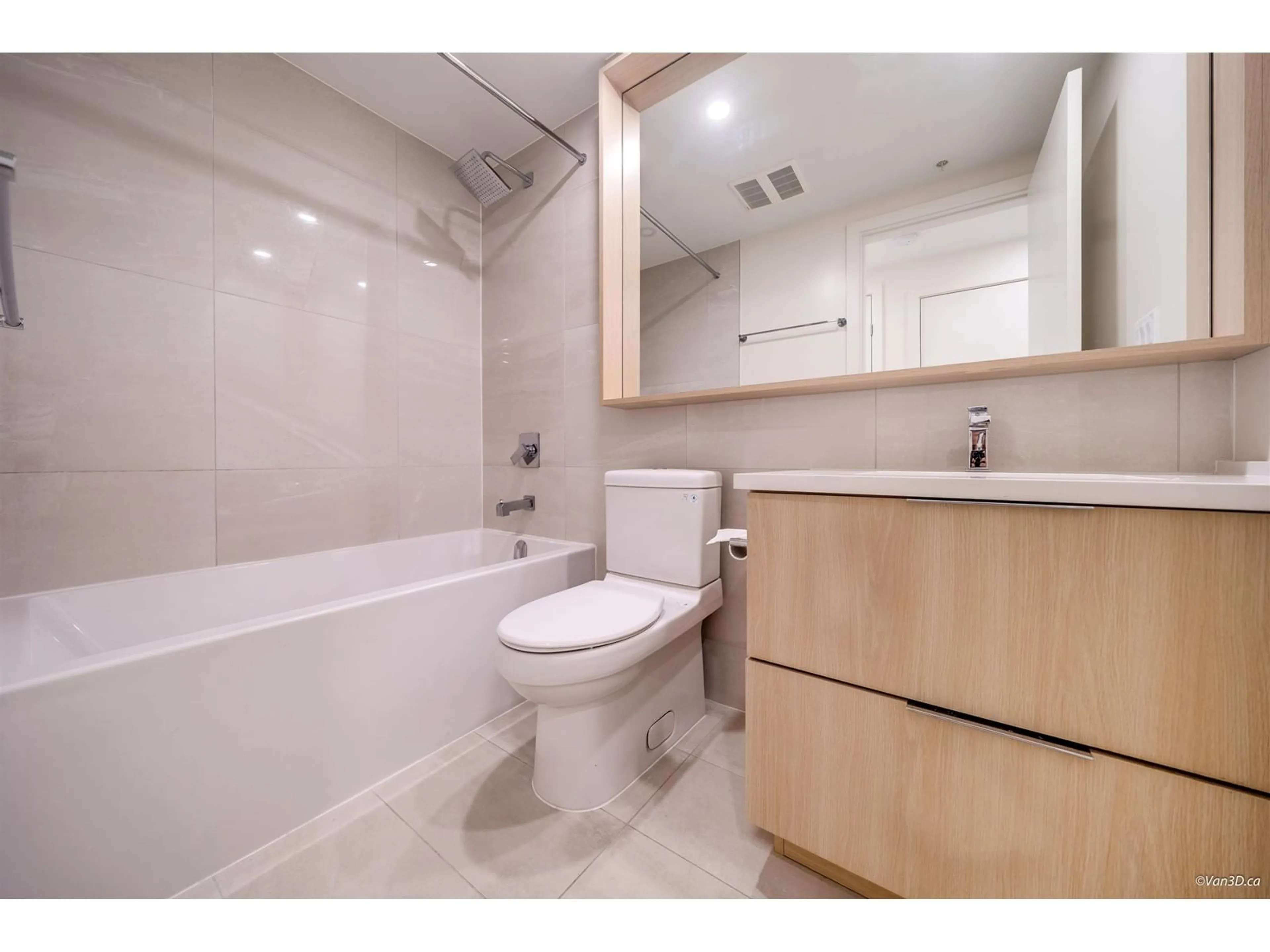 Standard bathroom, ceramic/tile floor for 903 - 13318 104, Surrey British Columbia V3T0R2