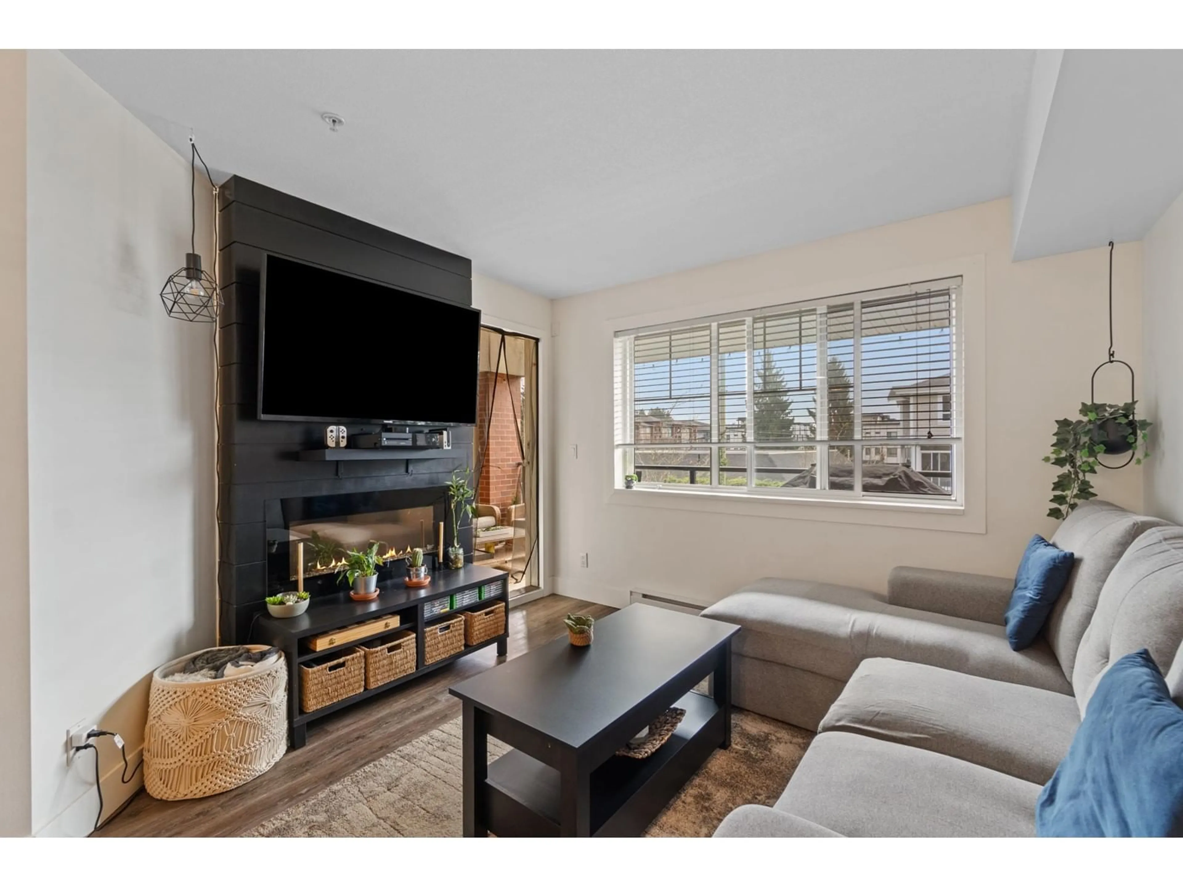 Living room with furniture, unknown for 208 - 19774 56, Langley British Columbia V3A3X6