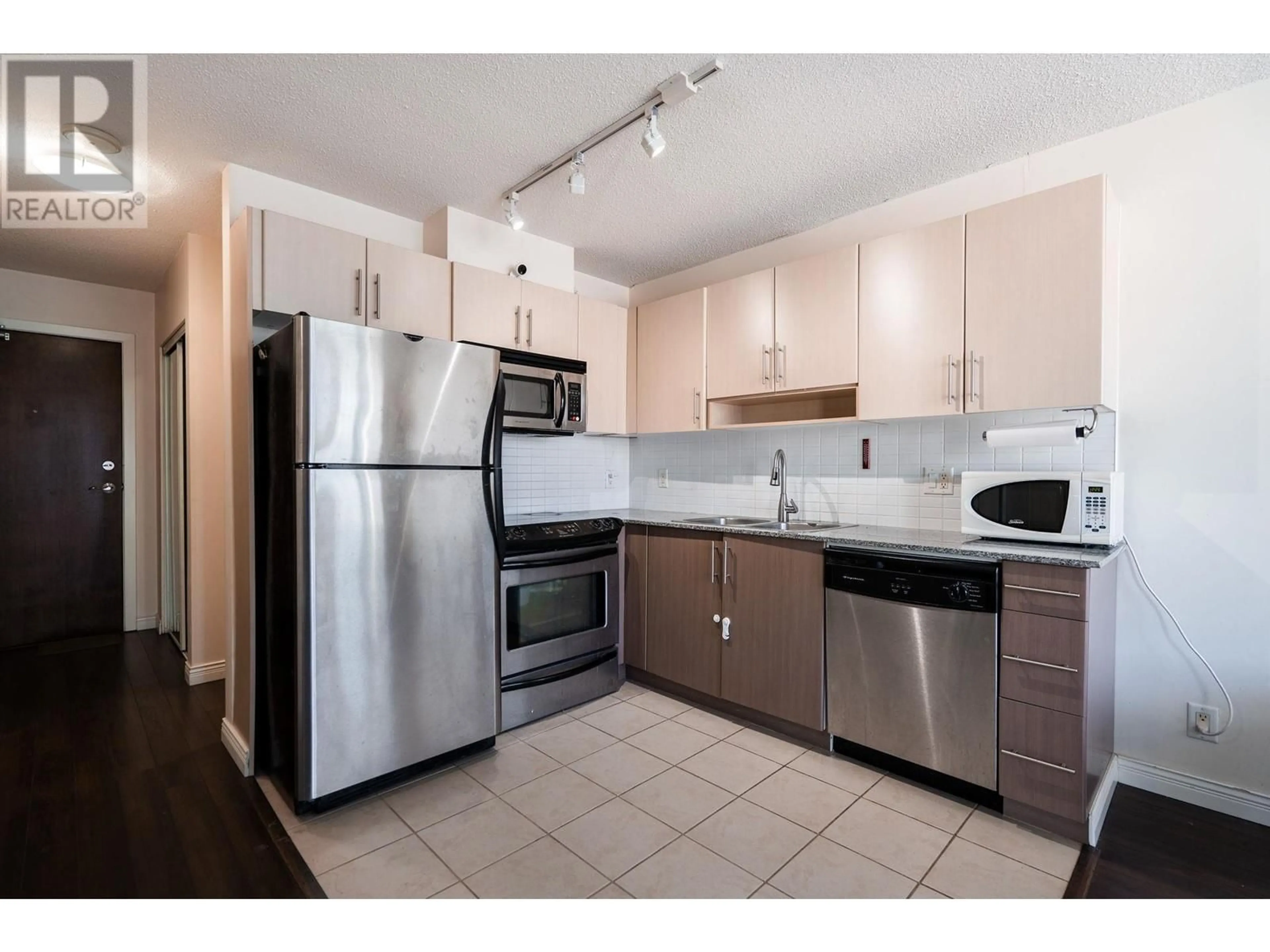 Standard kitchen, unknown for 1903 - 550 TAYLOR STREET, Vancouver British Columbia V6B1R1