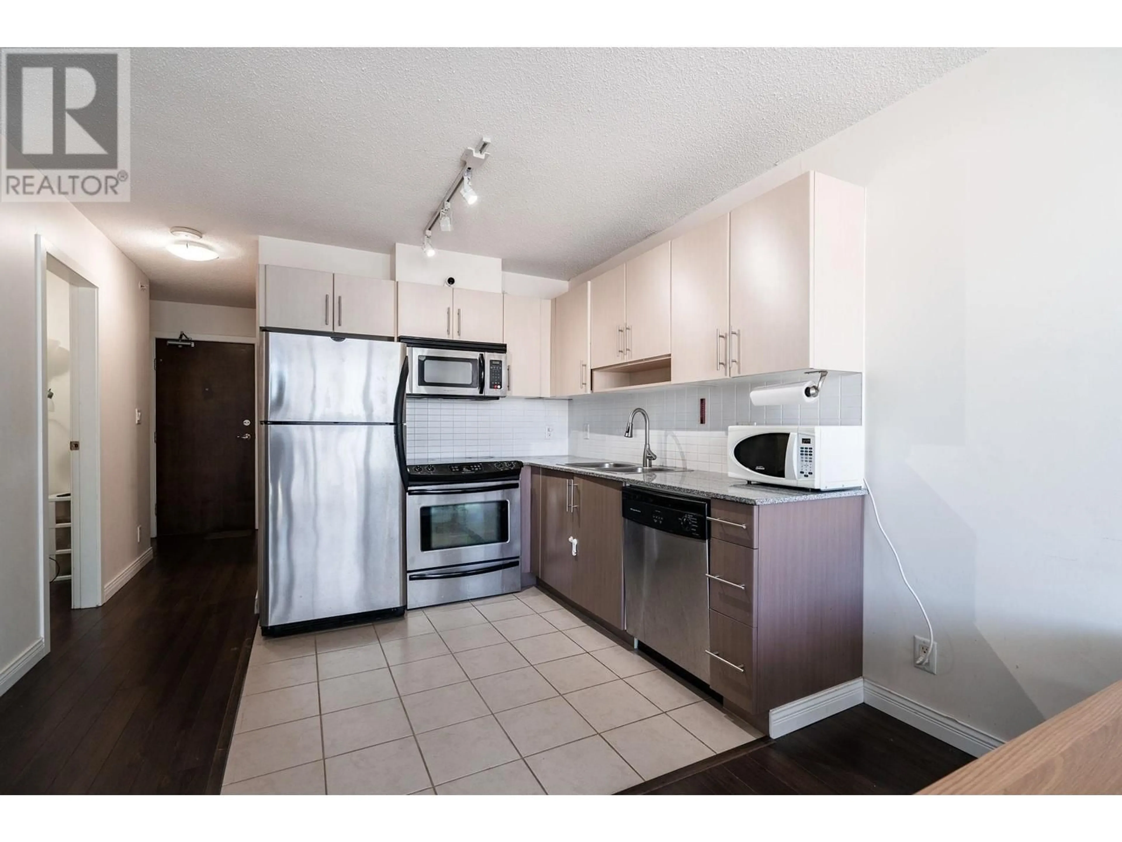 Standard kitchen, unknown for 1903 - 550 TAYLOR STREET, Vancouver British Columbia V6B1R1