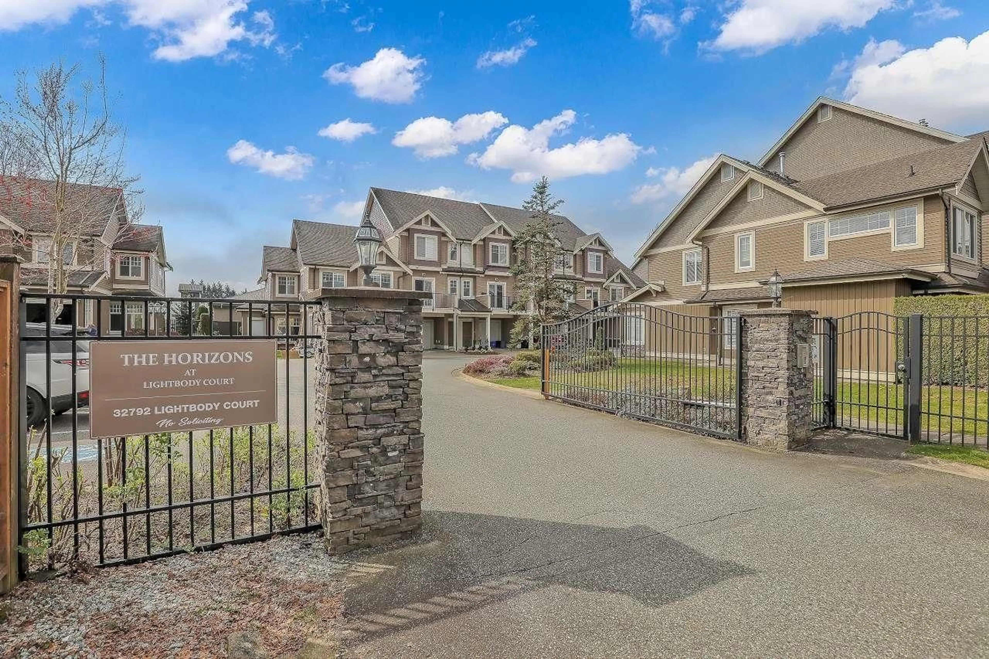 A pic from outside/outdoor area/front of a property/back of a property/a pic from drone, street for 2 - 32792 LIGHTBODY, Mission British Columbia V4S0B4