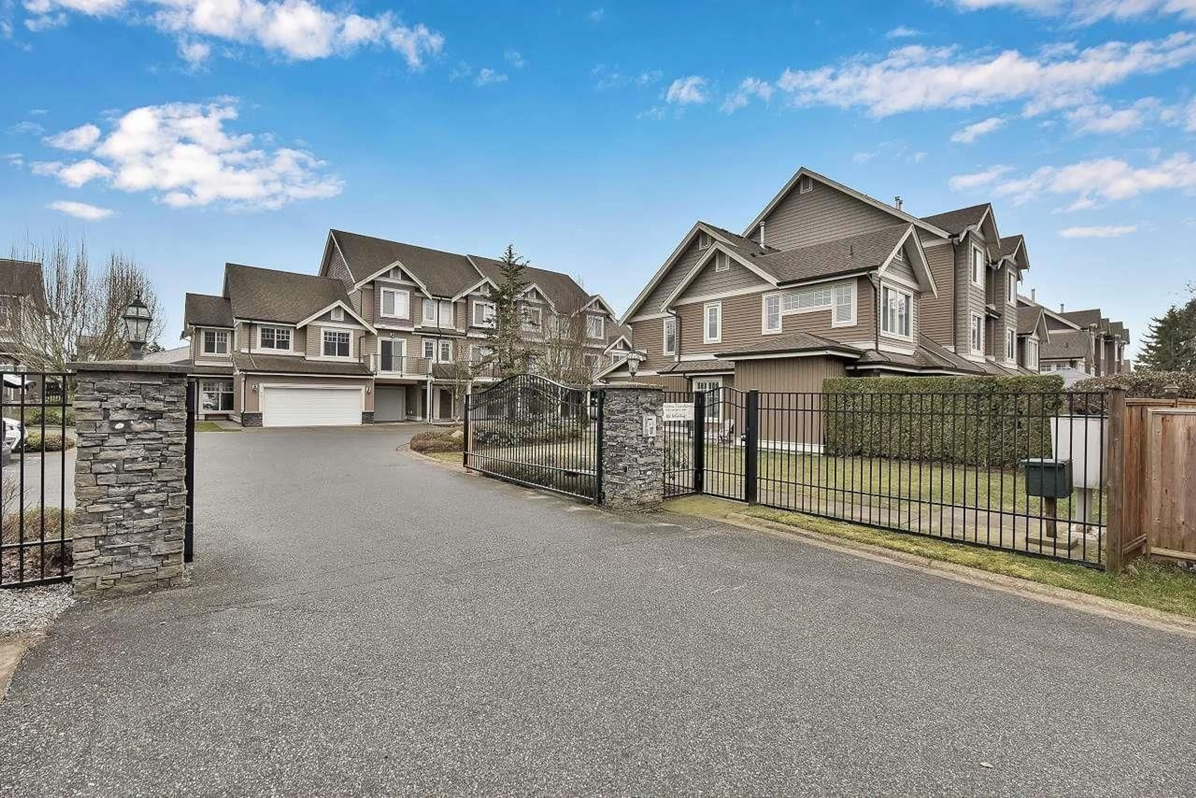 A pic from outside/outdoor area/front of a property/back of a property/a pic from drone, street for 2 - 32792 LIGHTBODY, Mission British Columbia V4S0B4