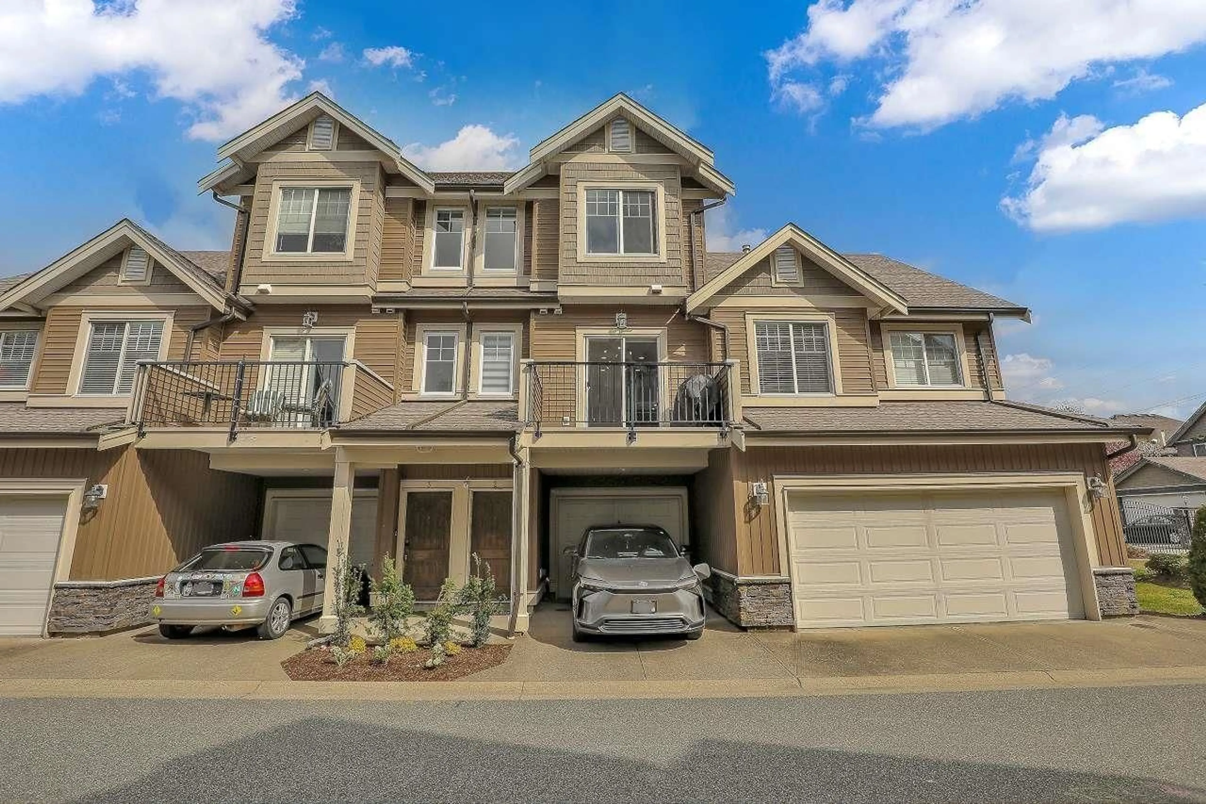 Home with vinyl exterior material, street for 2 - 32792 LIGHTBODY, Mission British Columbia V4S0B4