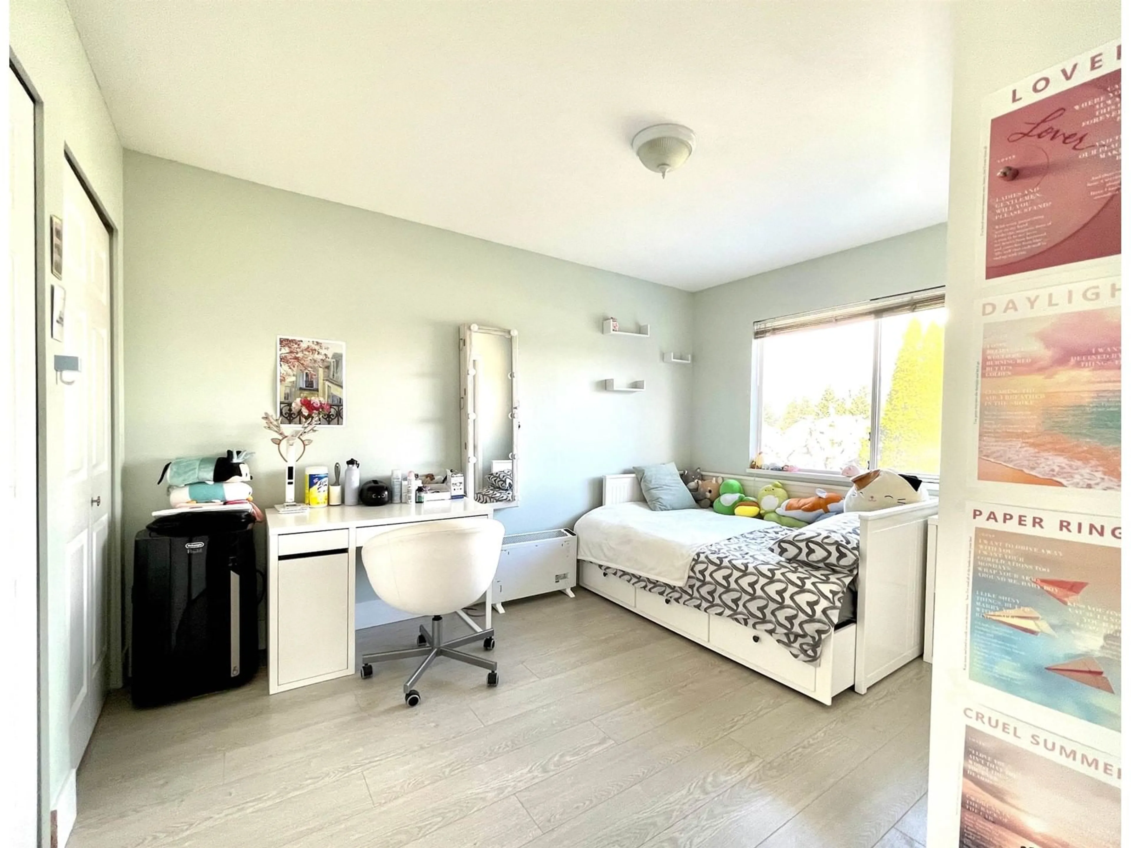 Living room with furniture, unknown for 15487 111A, Surrey British Columbia V3R0J6