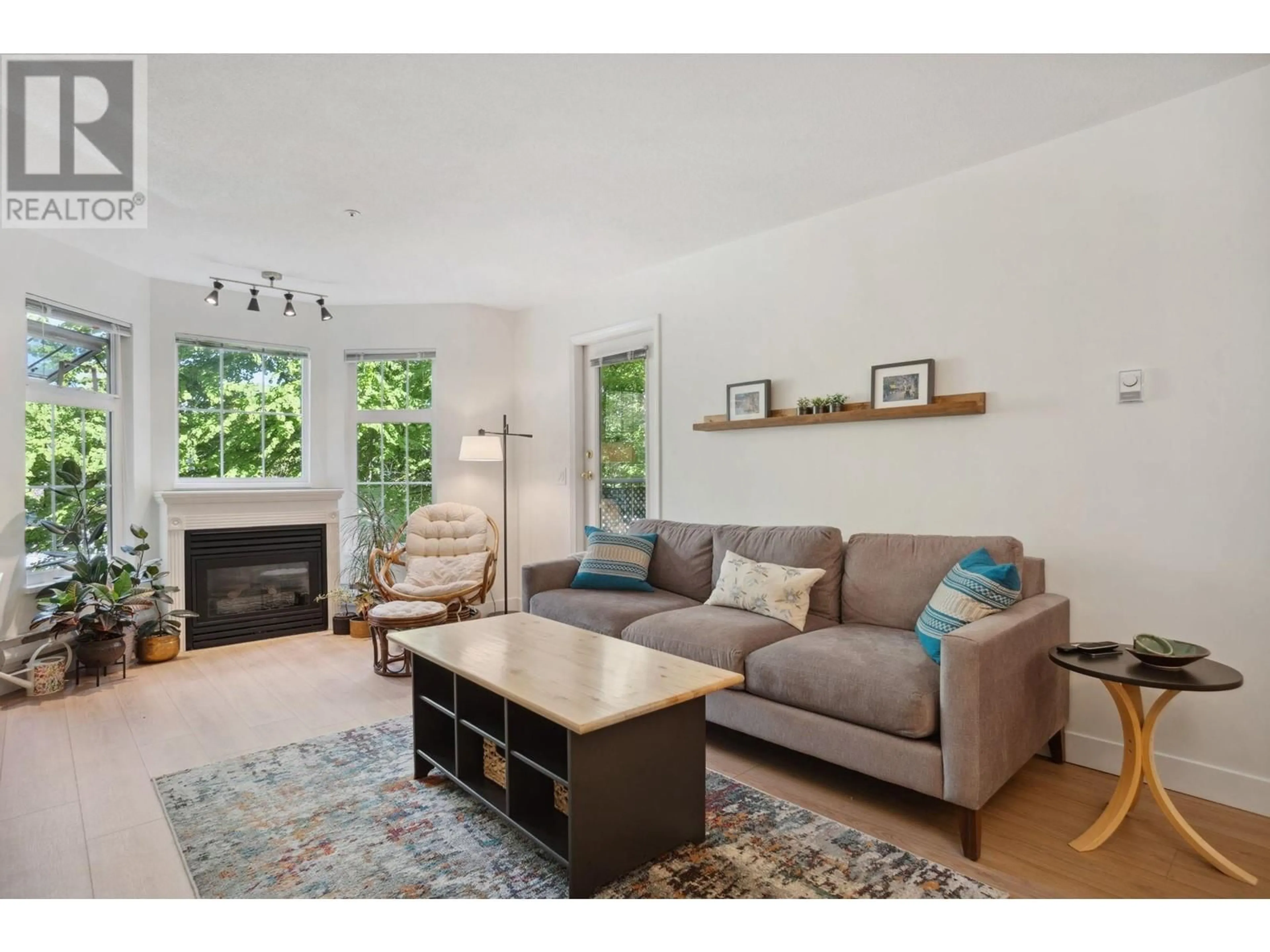 Living room with furniture, wood/laminate floor for 316 - 5518 14 AVENUE, Delta British Columbia V4M4E9
