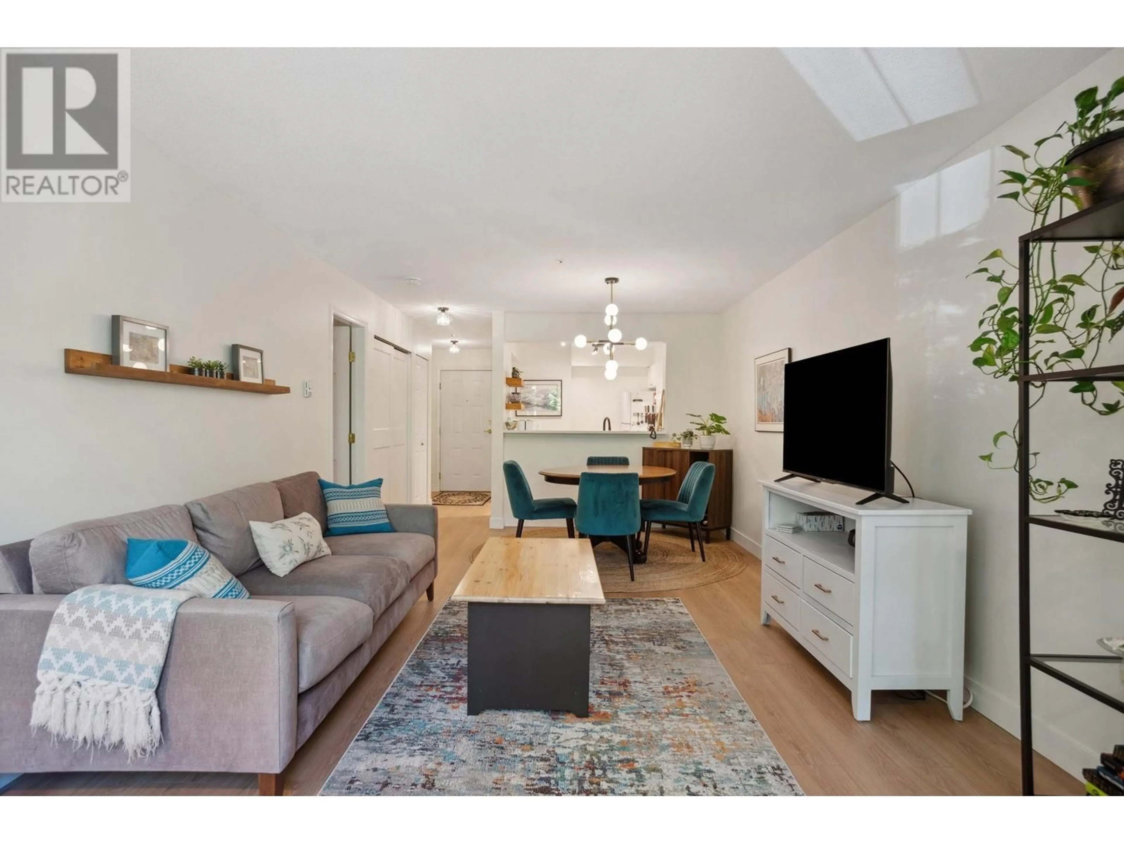 Living room with furniture, wood/laminate floor for 316 - 5518 14 AVENUE, Delta British Columbia V4M4E9