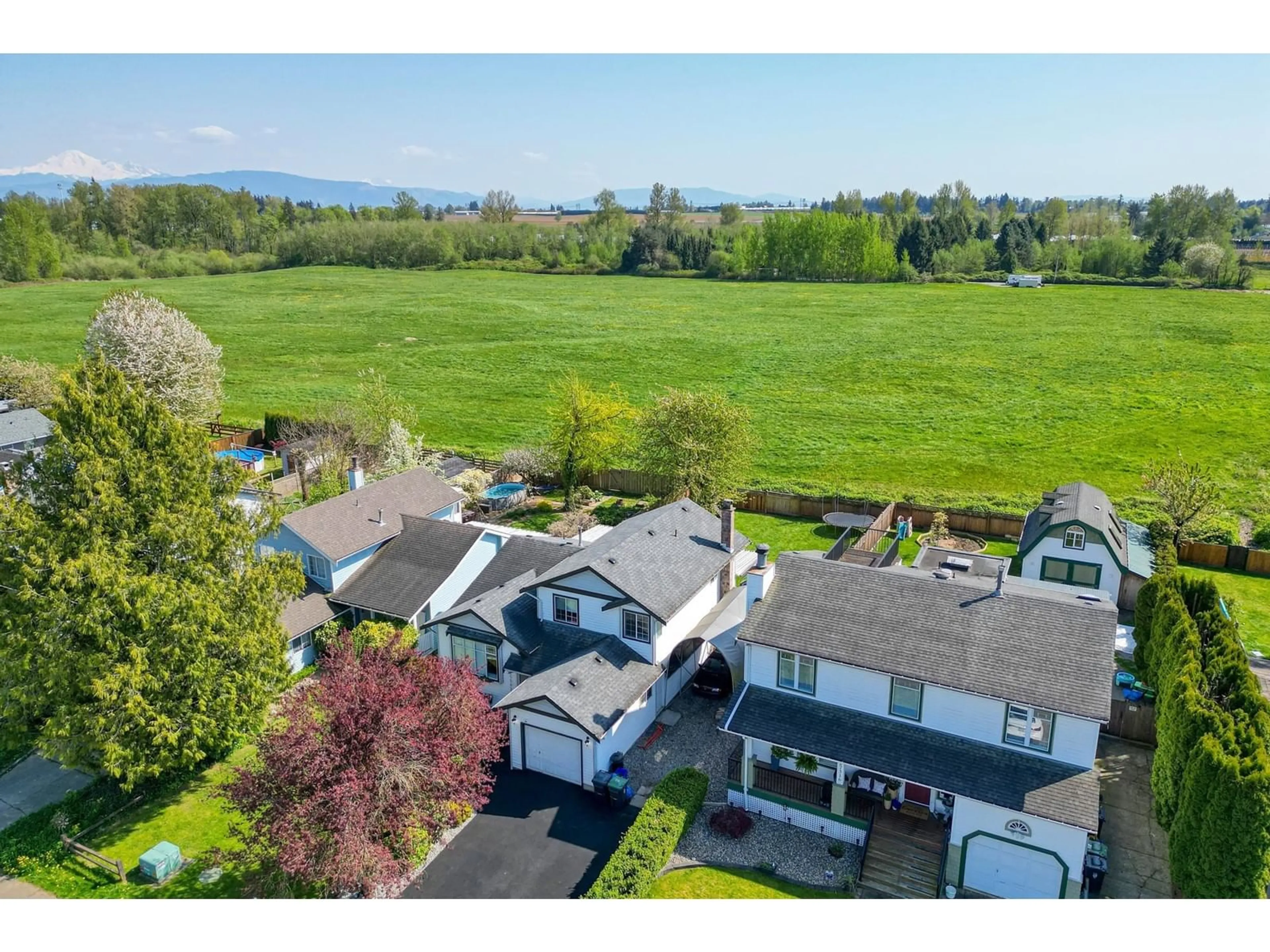 A pic from outside/outdoor area/front of a property/back of a property/a pic from drone, mountain view for 27320 26B, Langley British Columbia V4W3K2