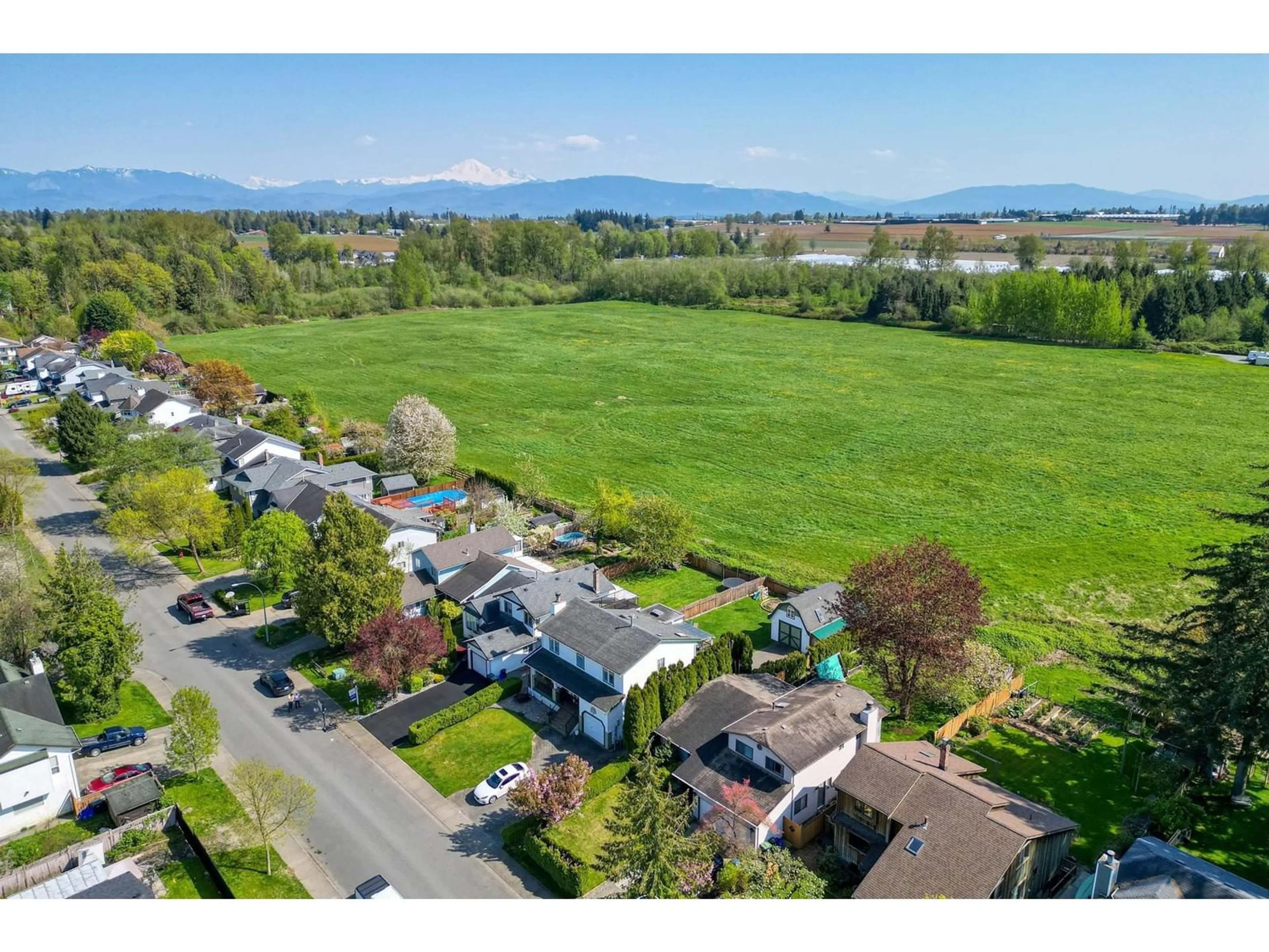 A pic from outside/outdoor area/front of a property/back of a property/a pic from drone, mountain view for 27320 26B, Langley British Columbia V4W3K2