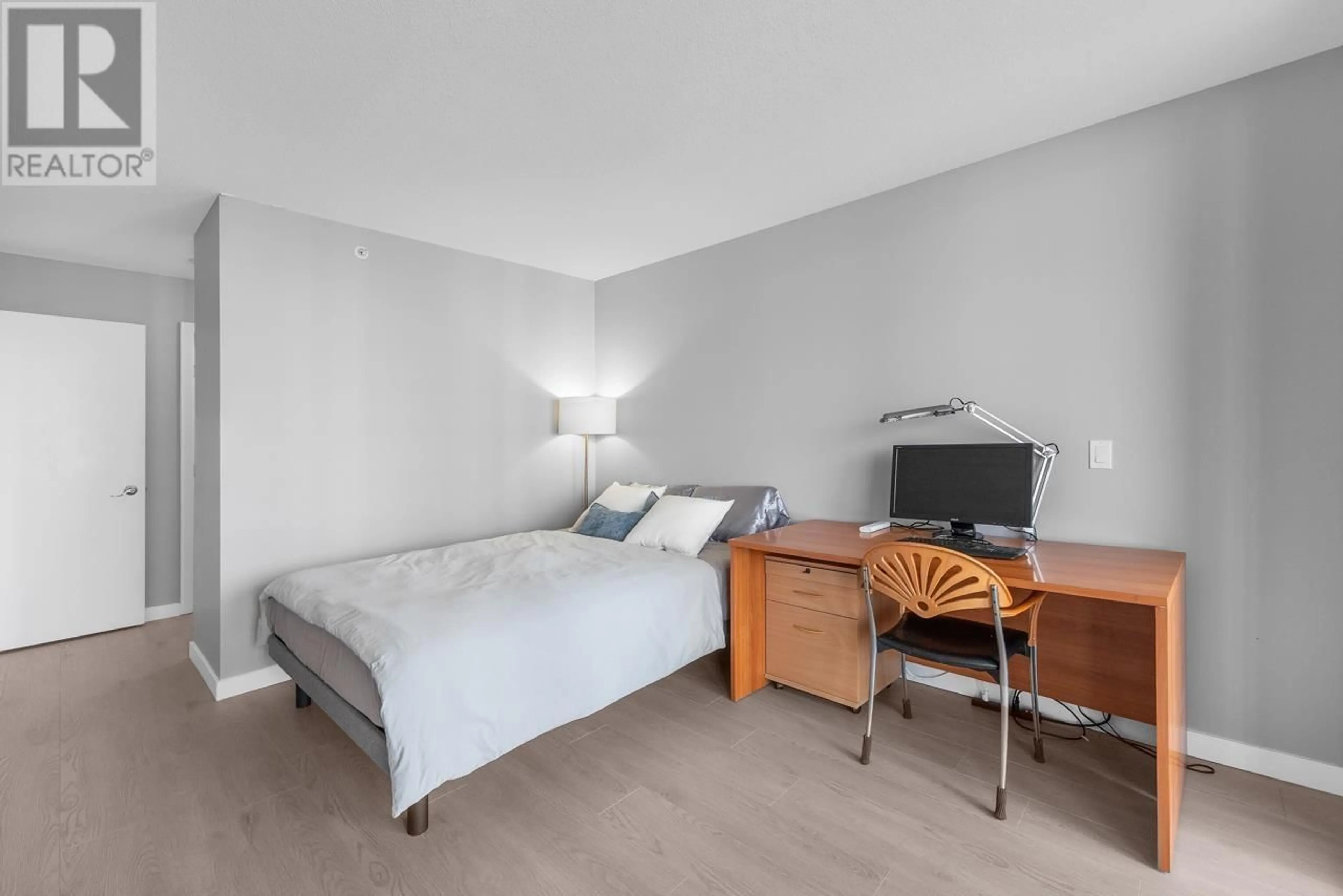 Bedroom with bed, wood/laminate floor for 802 - 7088 SALISBURY AVENUE, Burnaby British Columbia V5E0A4