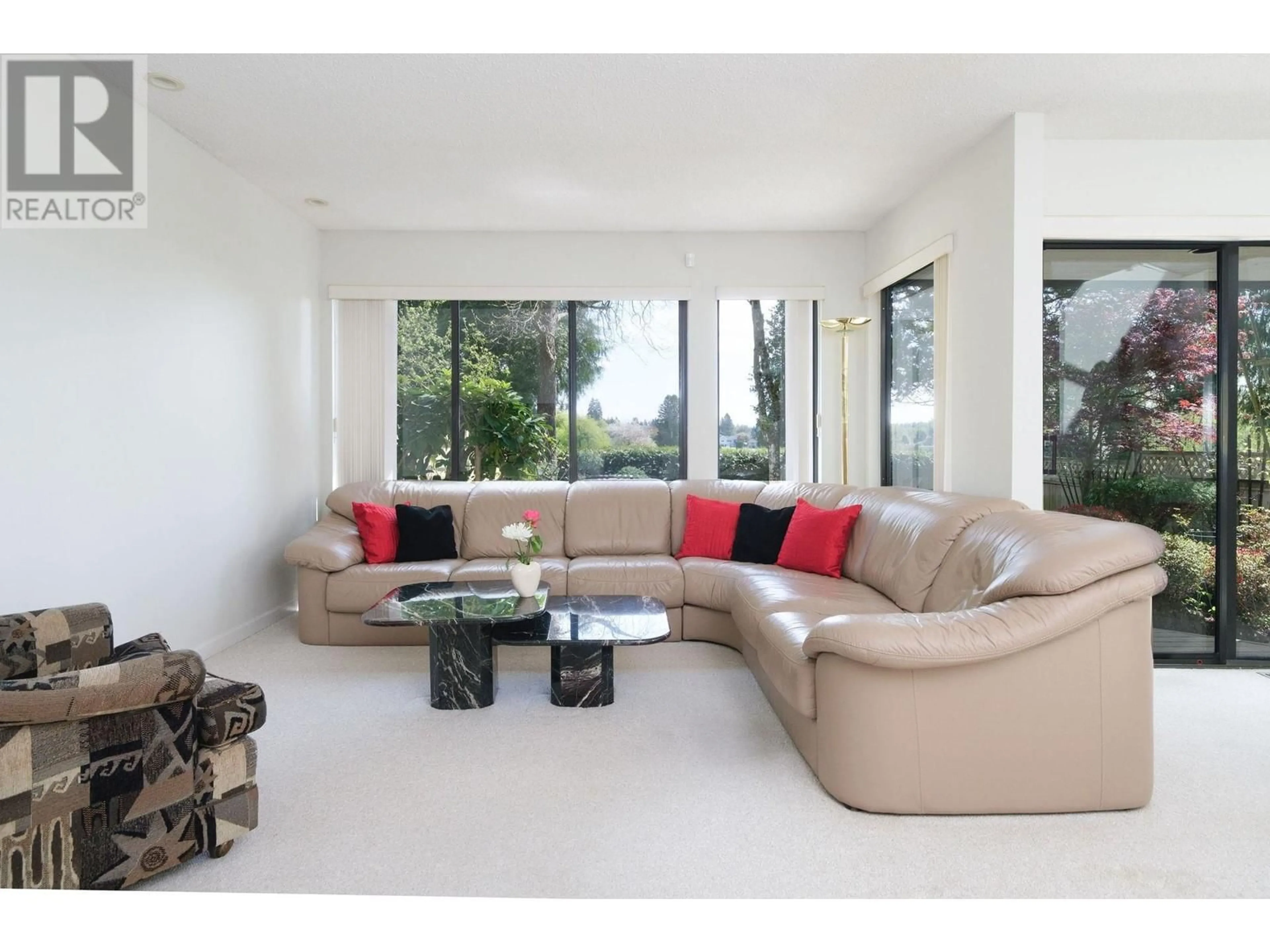 Living room with furniture, unknown for 4560 GARDEN GROVE DRIVE, Burnaby British Columbia V5G3Y5