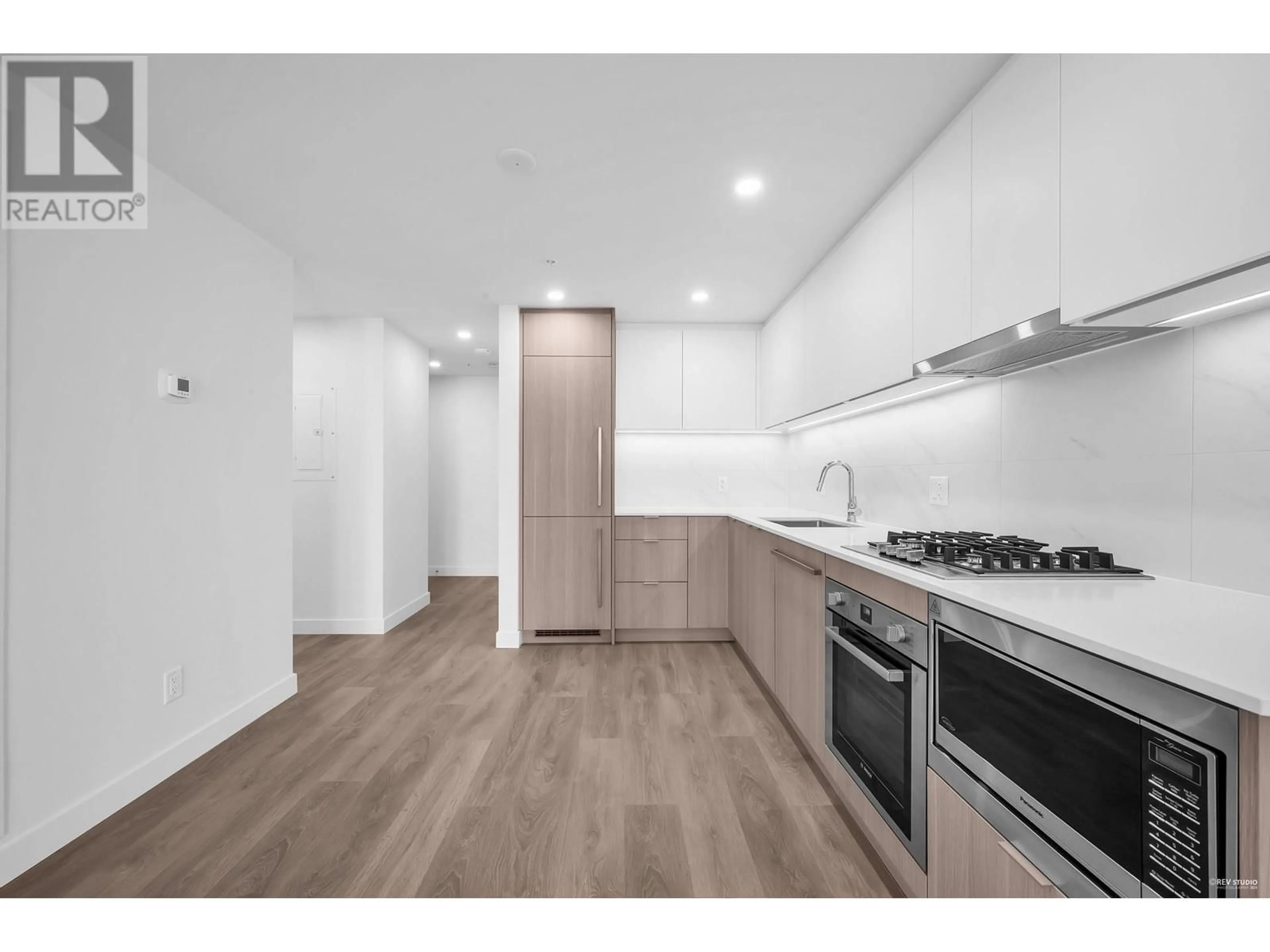 Standard kitchen, wood/laminate floor for 906 - 308 ALDERSON AVENUE, Coquitlam British Columbia V3K3V8