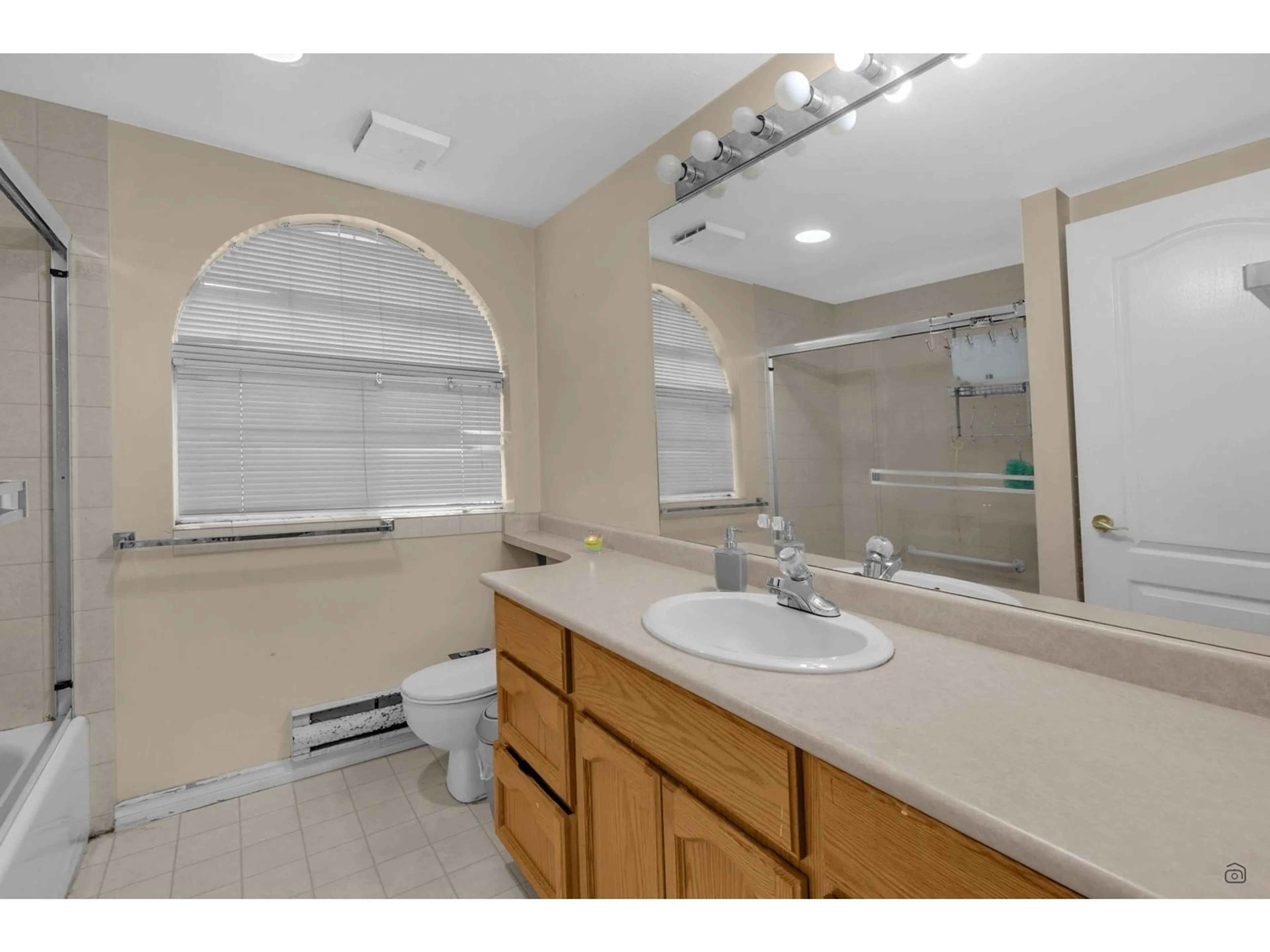 Standard bathroom, unknown for 23 - 5750 174, Surrey British Columbia V3S7K3