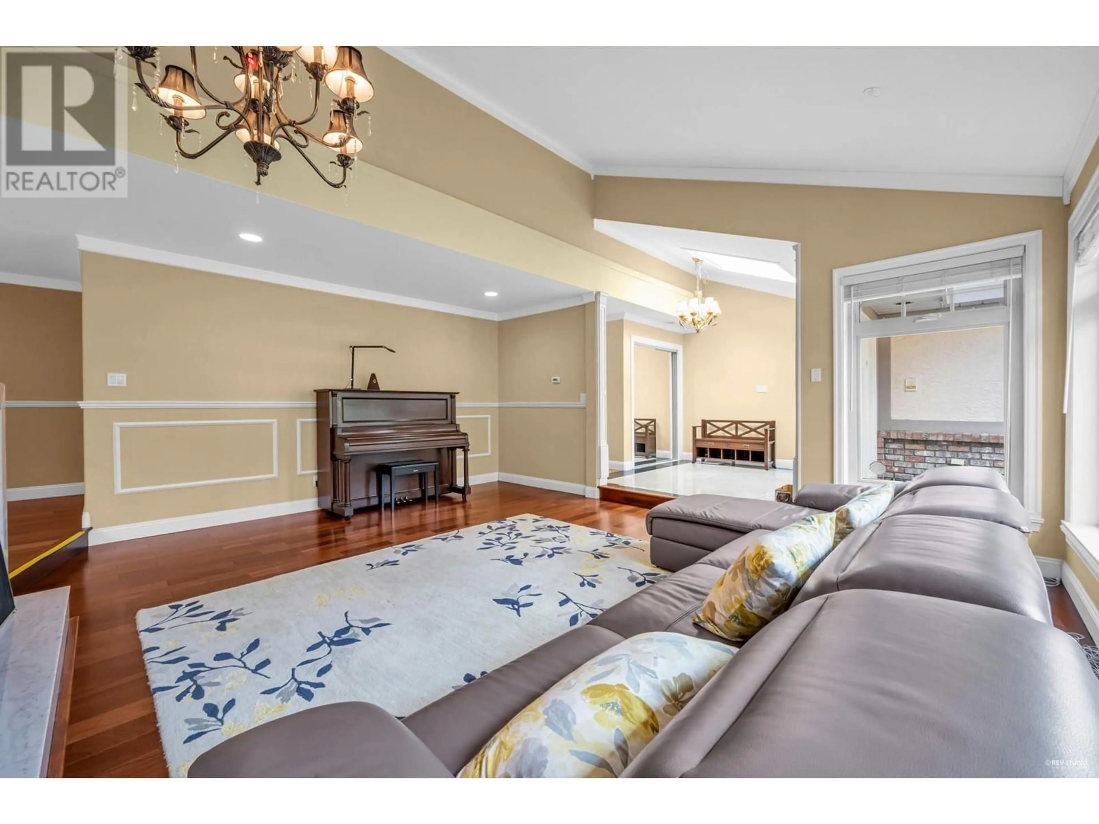Living room with furniture, carpet floor for 9280 JASKOW PLACE, Richmond British Columbia V7E5S4
