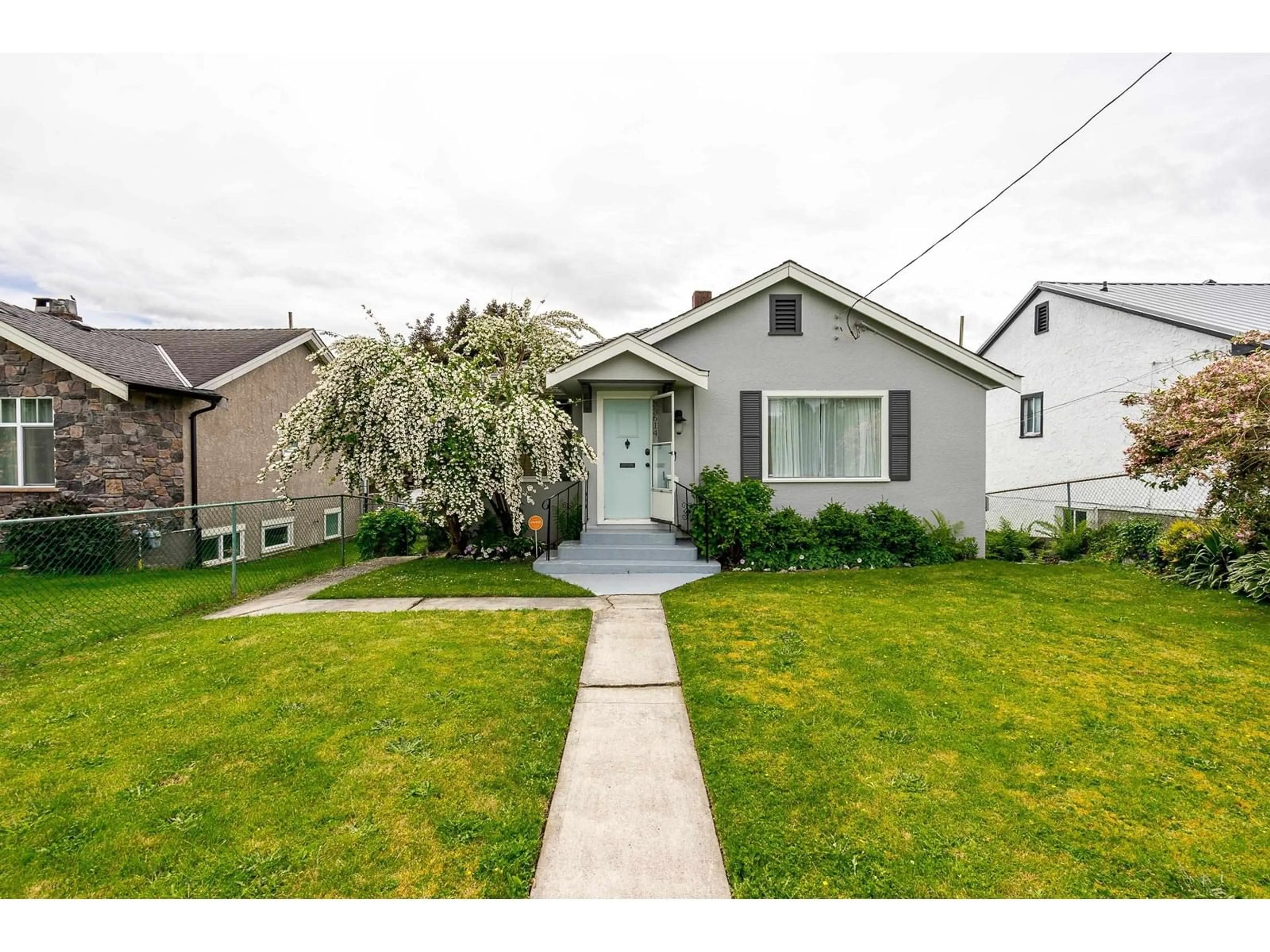 Home with vinyl exterior material, street for 33614 7, Mission British Columbia V2V2G1