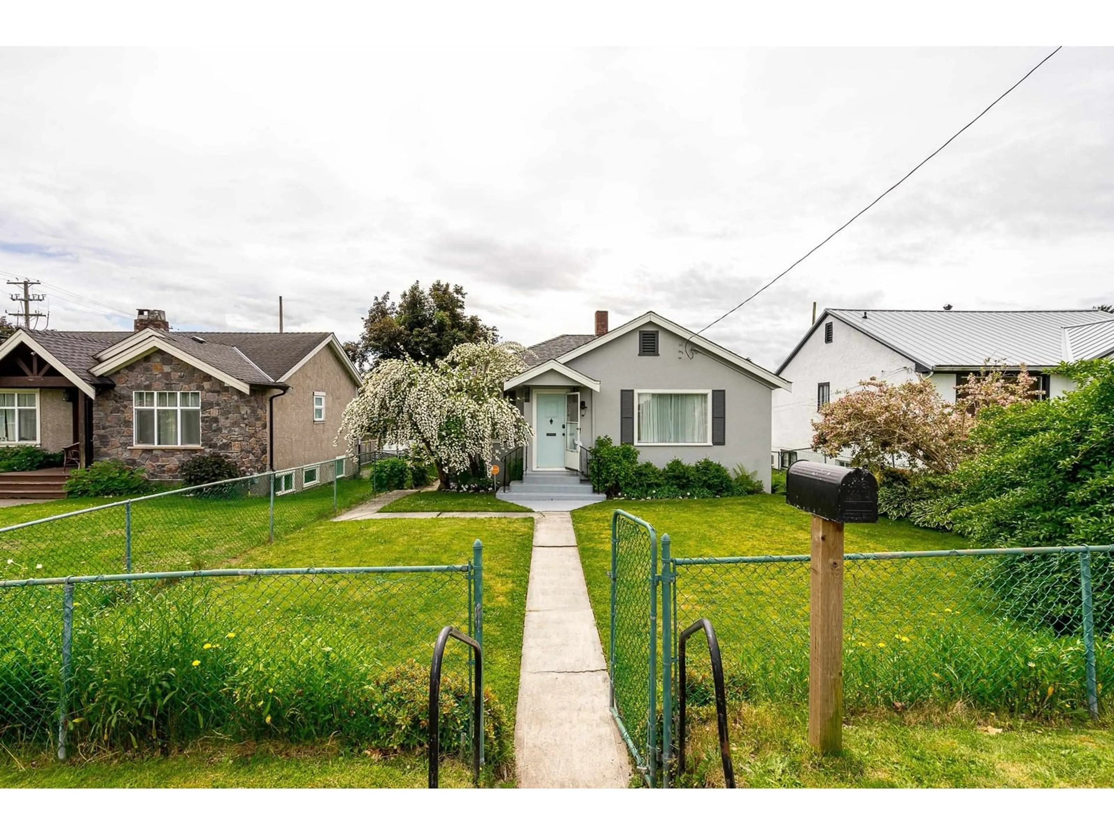 A pic from outside/outdoor area/front of a property/back of a property/a pic from drone, street for 33614 7, Mission British Columbia V2V2G1