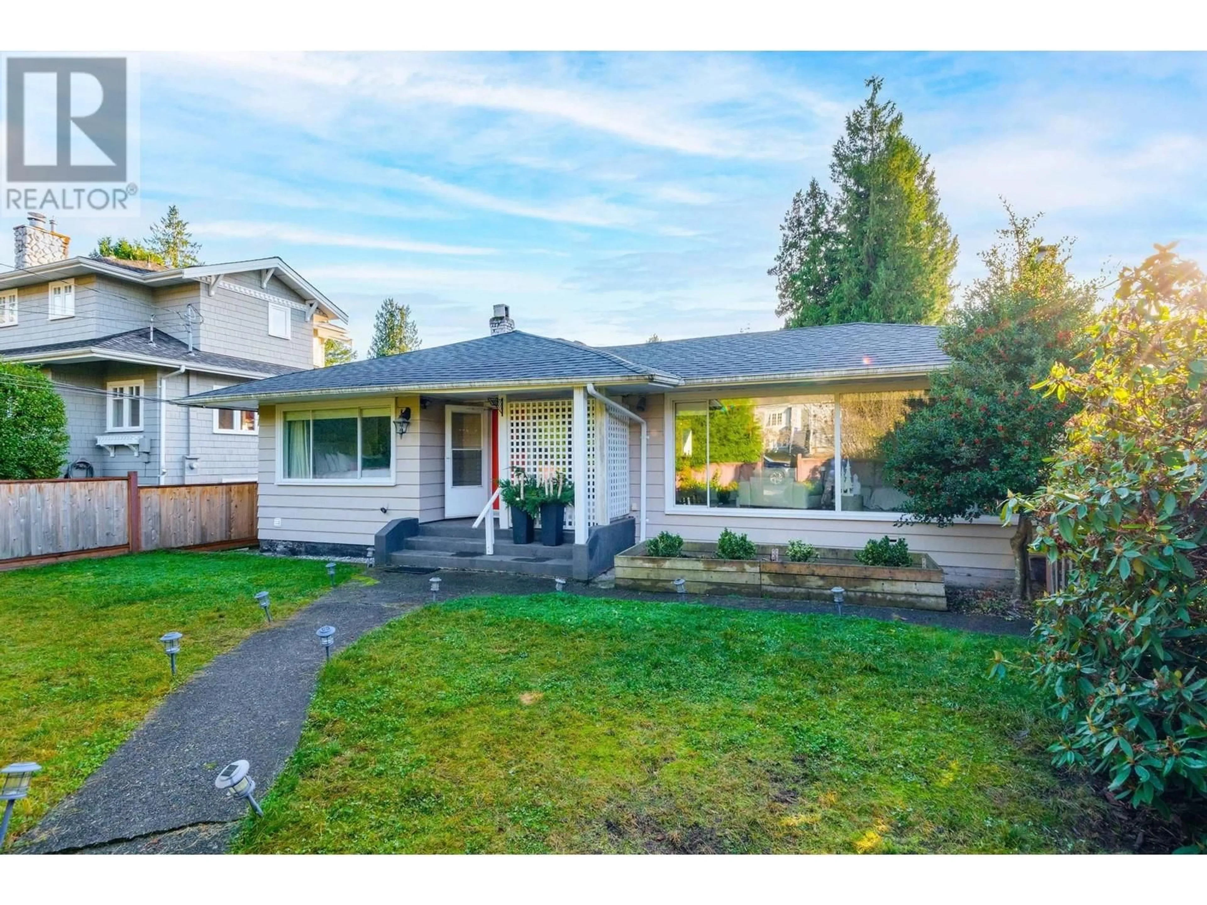 Home with vinyl exterior material, street for 2250 HAYWOOD AVENUE, West Vancouver British Columbia V7V1X5