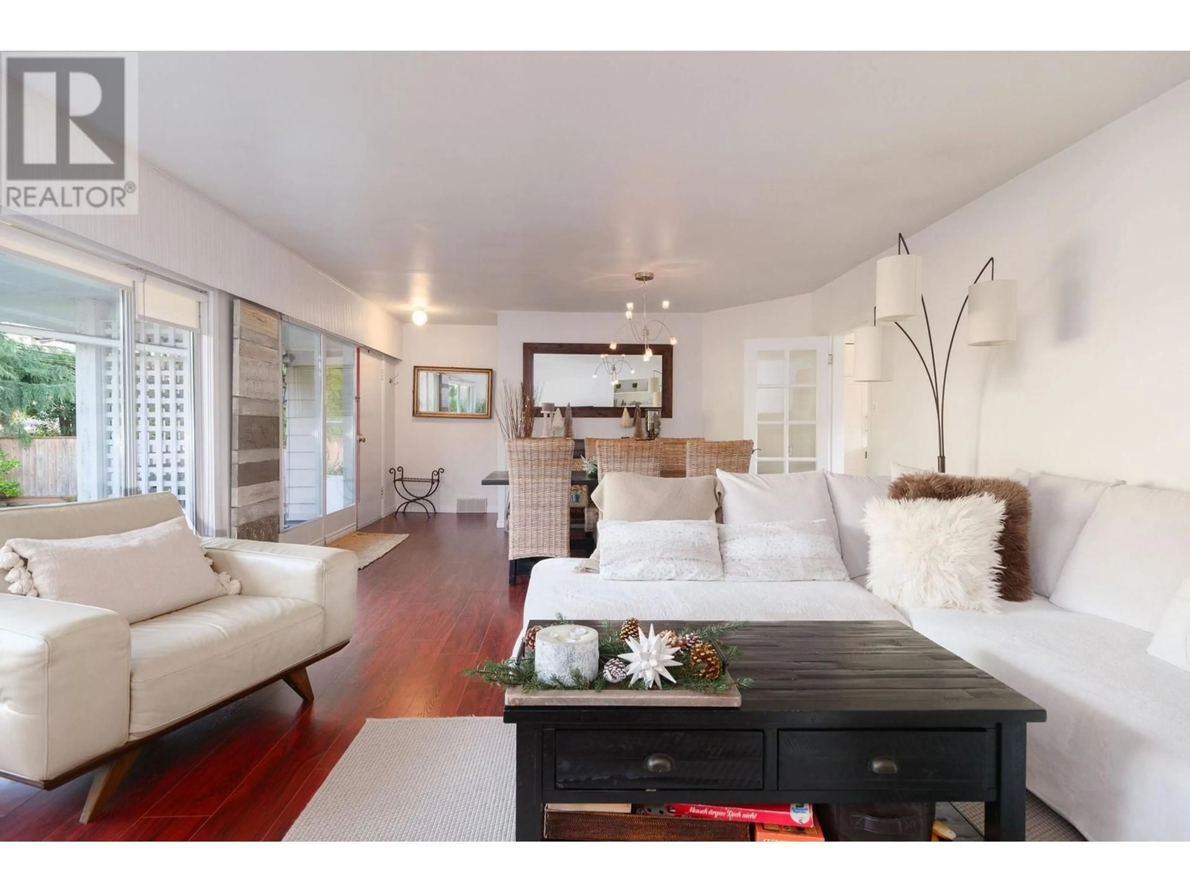 Living room with furniture, wood/laminate floor for 2250 HAYWOOD AVENUE, West Vancouver British Columbia V7V1X5