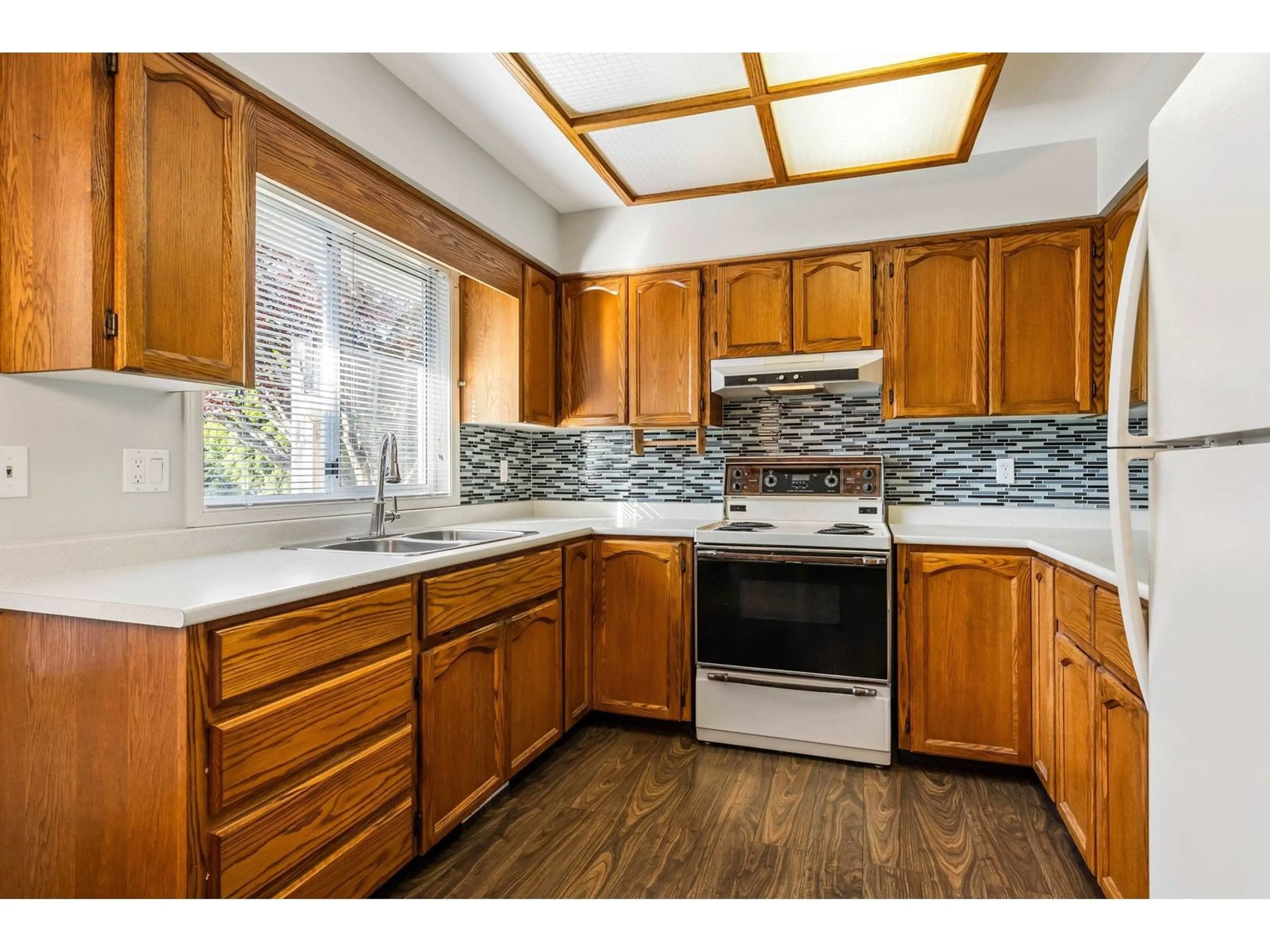 Standard kitchen, wood/laminate floor for 1767 BEAMAN DRIVE, Agassiz British Columbia V0M1A3