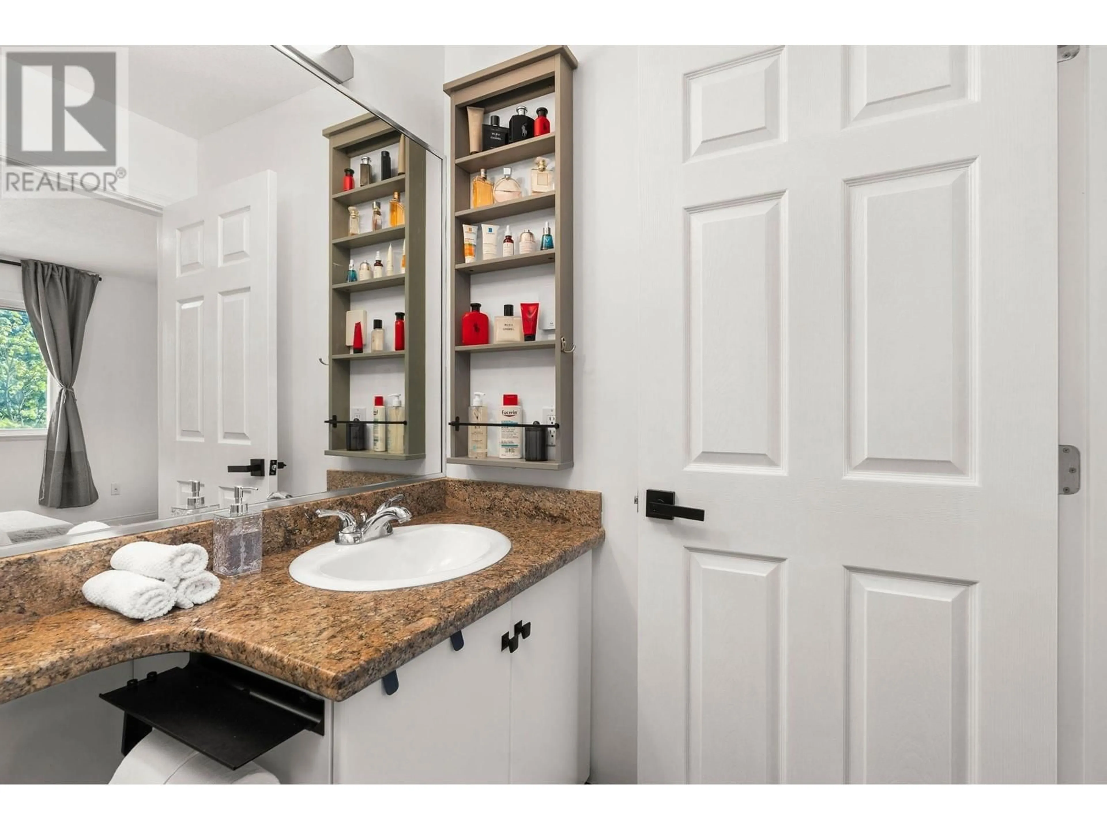 Contemporary bathroom, ceramic/tile floor for 17 - 7333 TURNILL STREET, Richmond British Columbia V6Y4L7