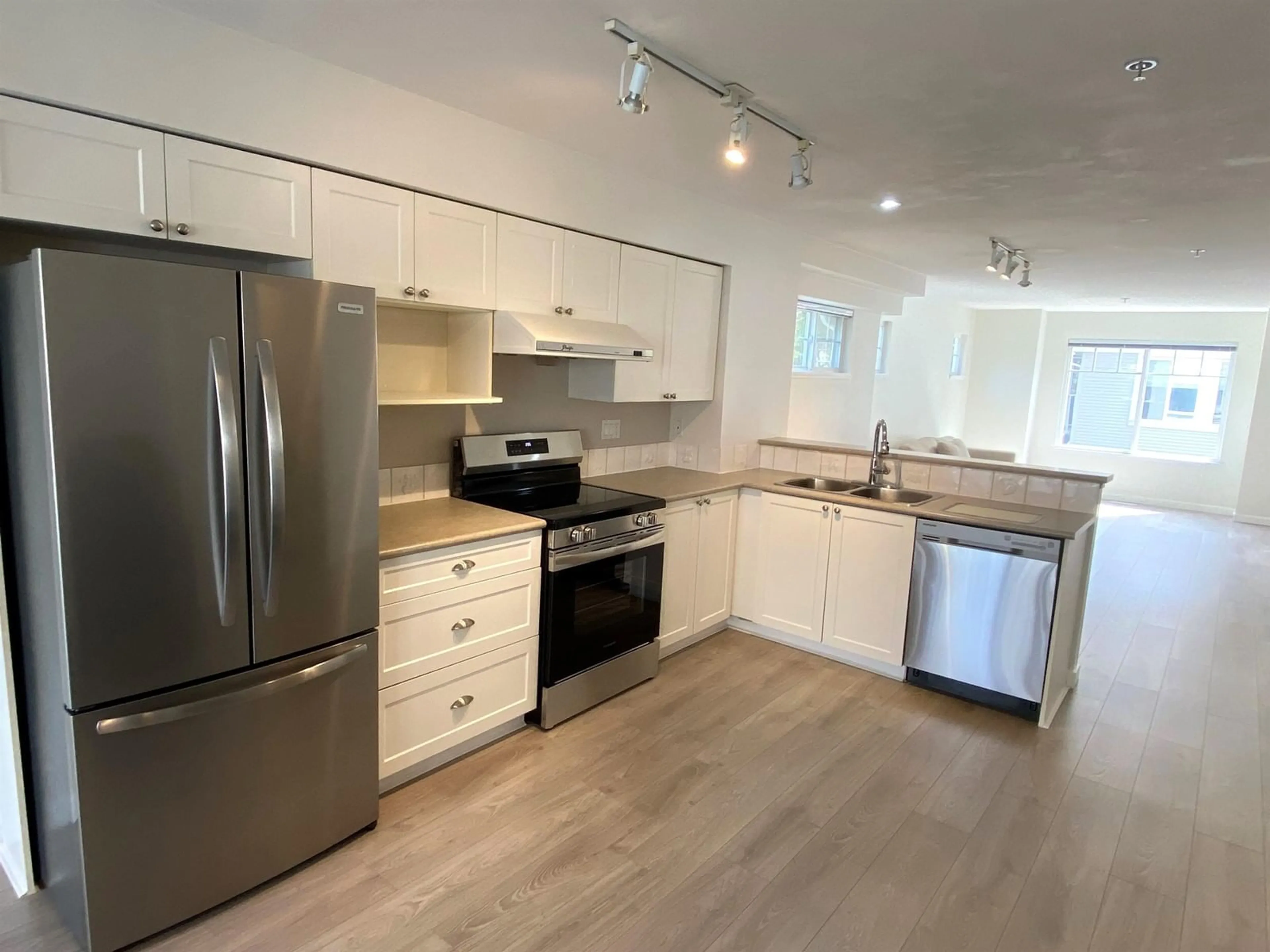 Open concept kitchen, wood/laminate floor for 79 - 12711 64, Surrey British Columbia V3W1X1