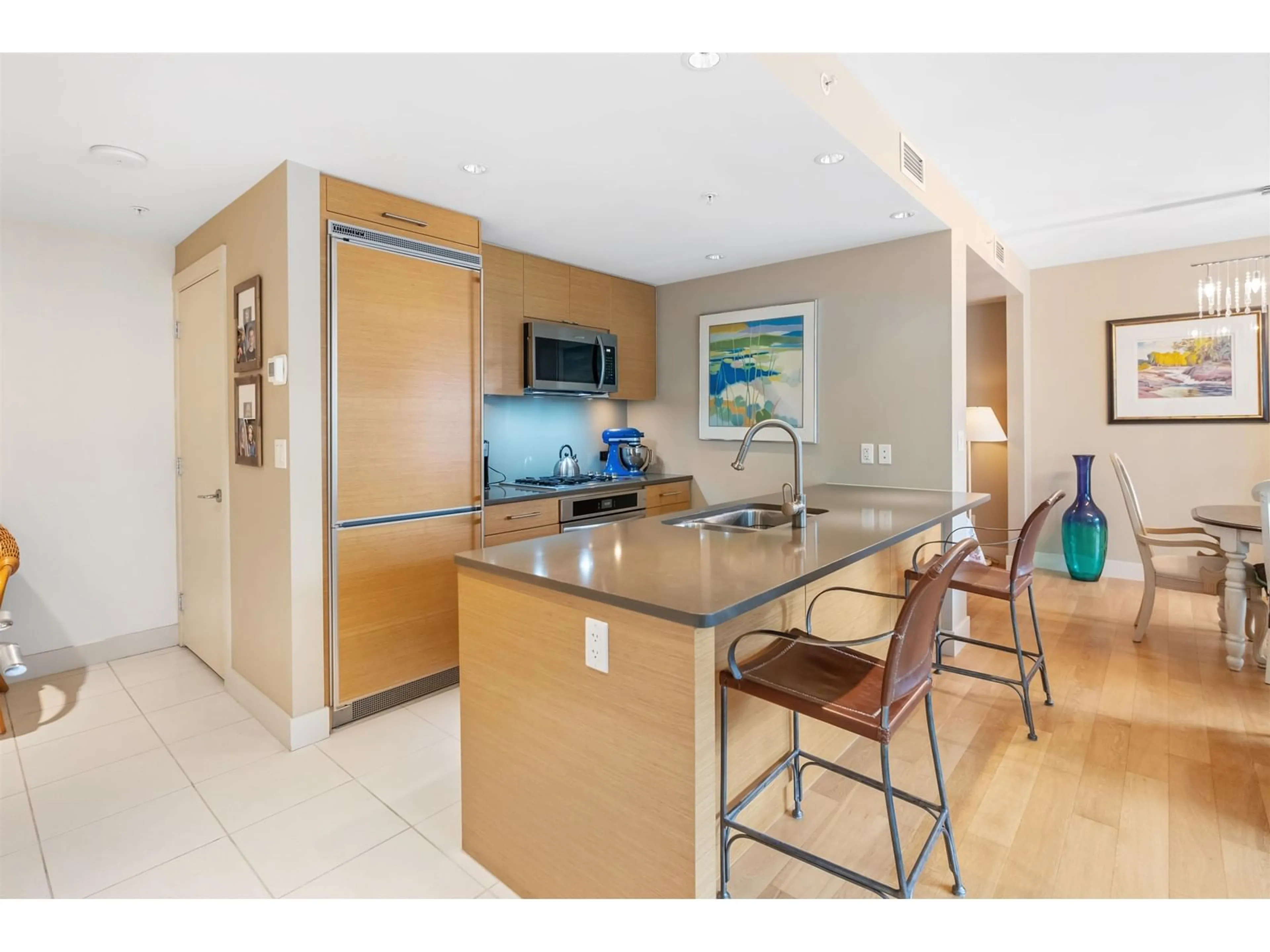 Open concept kitchen, ceramic/tile floor for 303 - 1473 JOHNSTON, White Rock British Columbia V4B3Z4