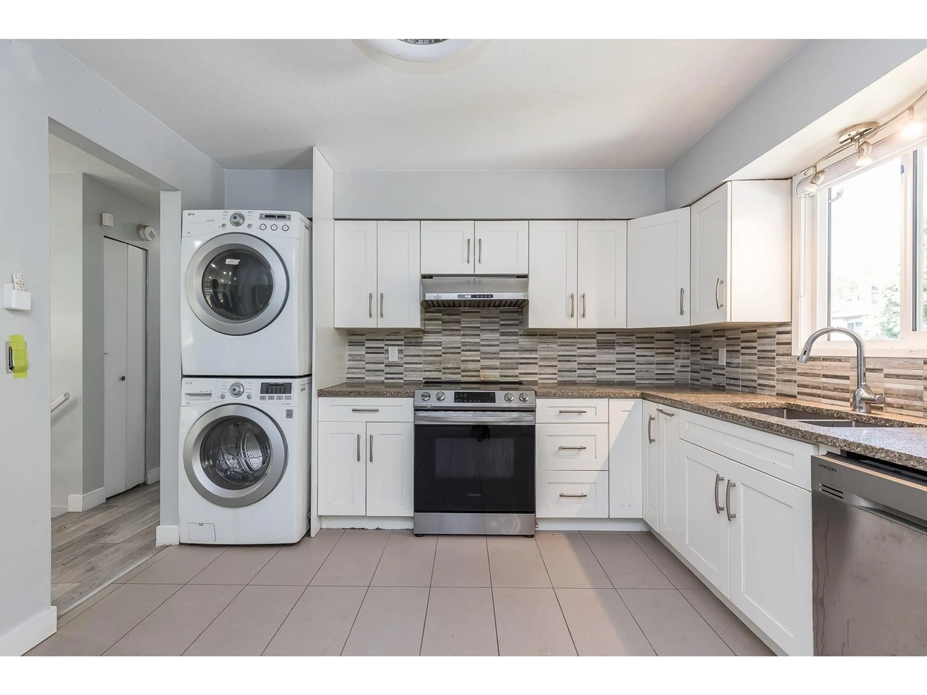 Kitchen with laundary machines, unknown for 45408 SPARTAN CRESCENT, Chilliwack British Columbia V2P6V2