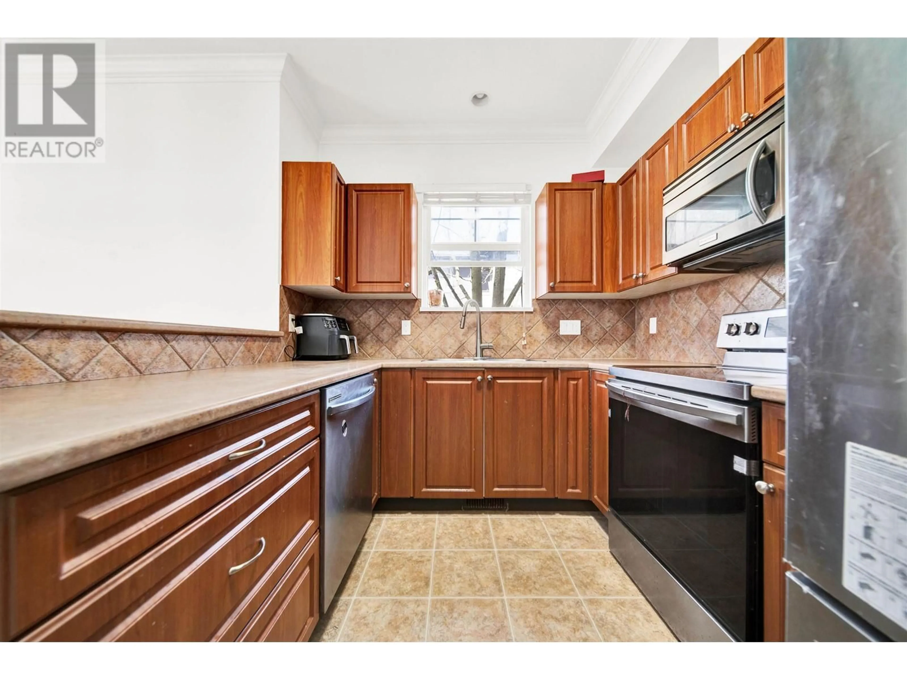 Standard kitchen, ceramic/tile floor for 25 - 1010 EWEN AVENUE, New Westminster British Columbia V3M5C9