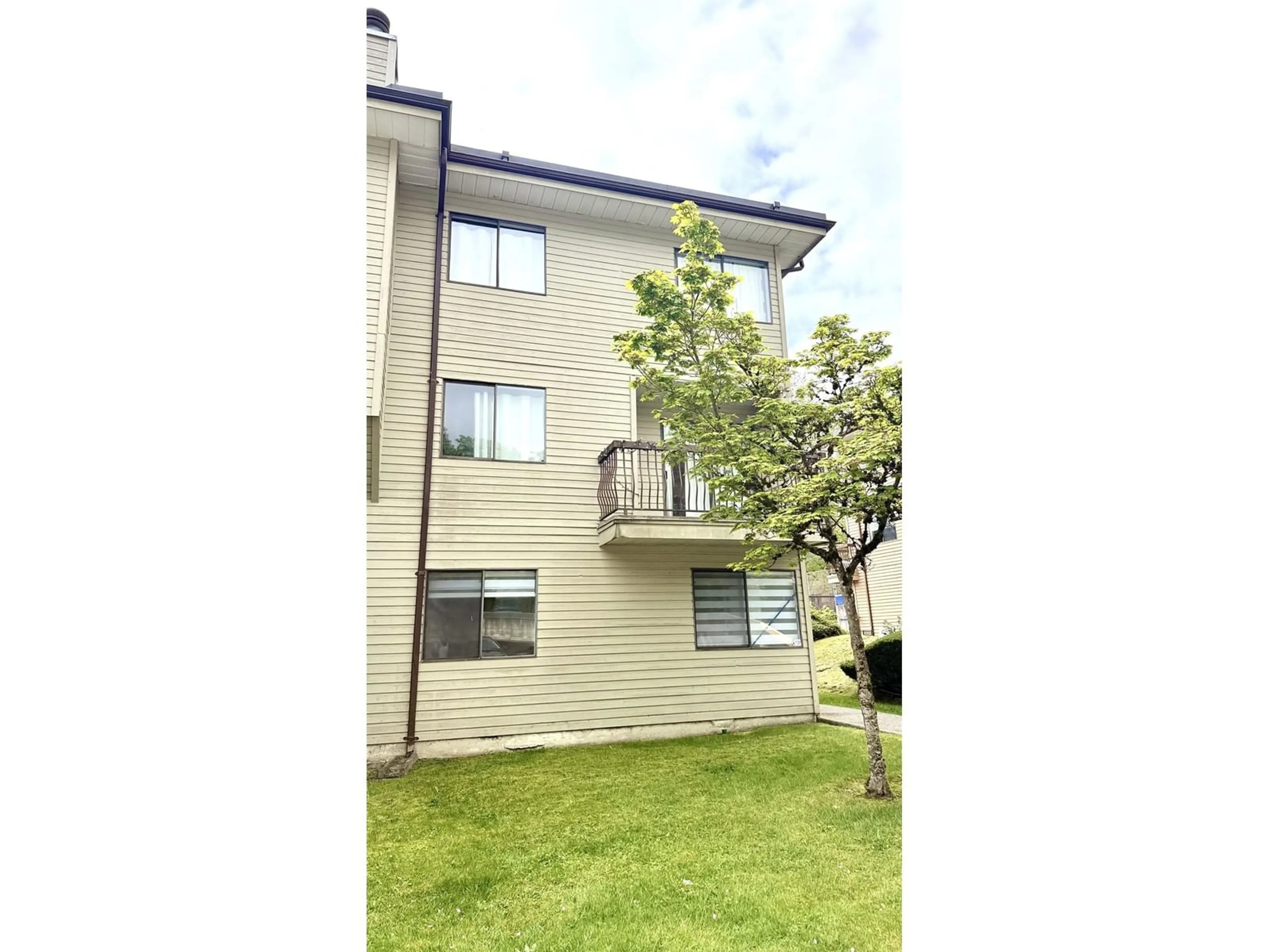 A pic from outside/outdoor area/front of a property/back of a property/a pic from drone, building for 101 - 7131 133A, Surrey British Columbia V3W8A1