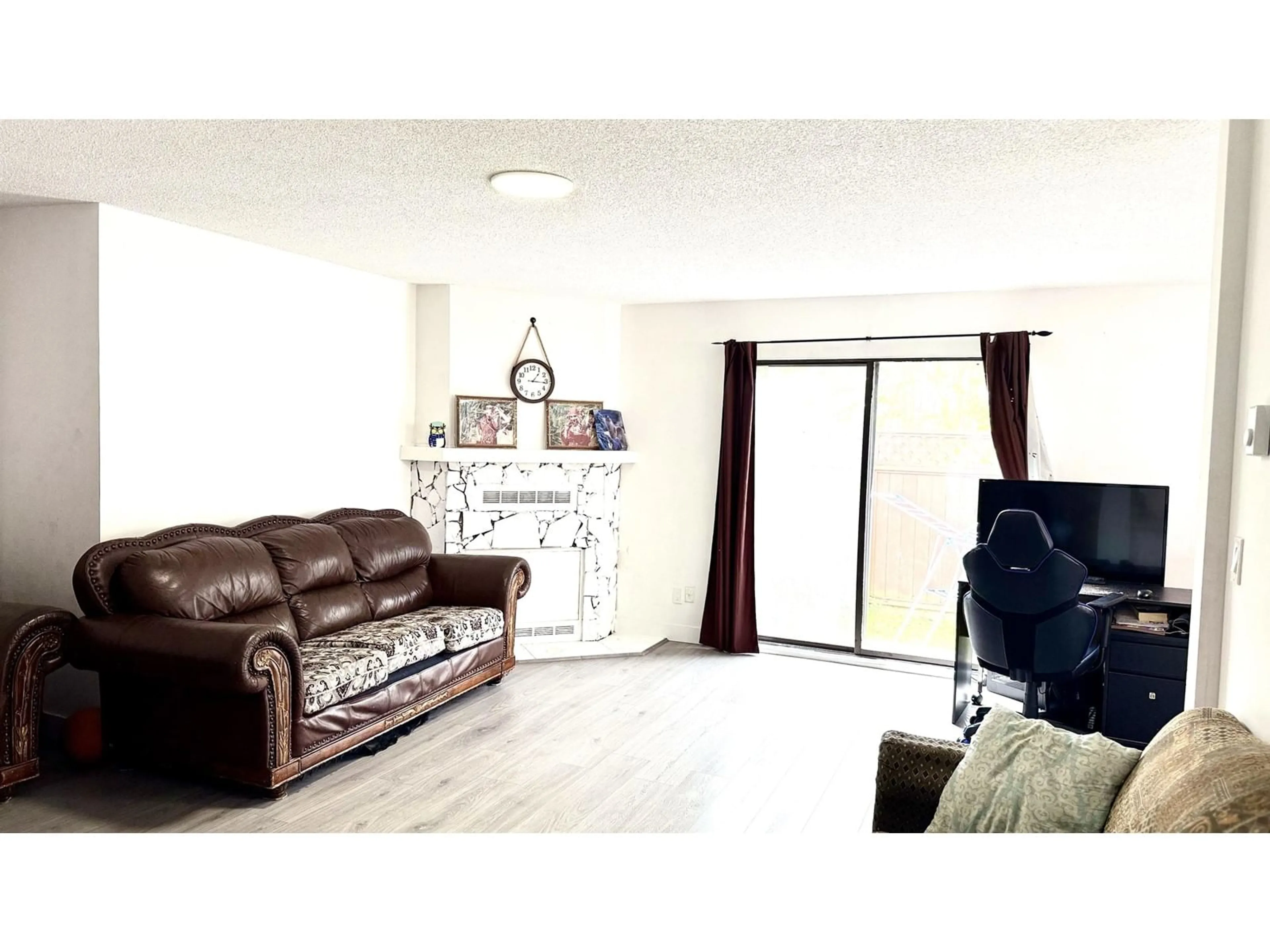 Living room with furniture, unknown for 101 - 7131 133A, Surrey British Columbia V3W8A1