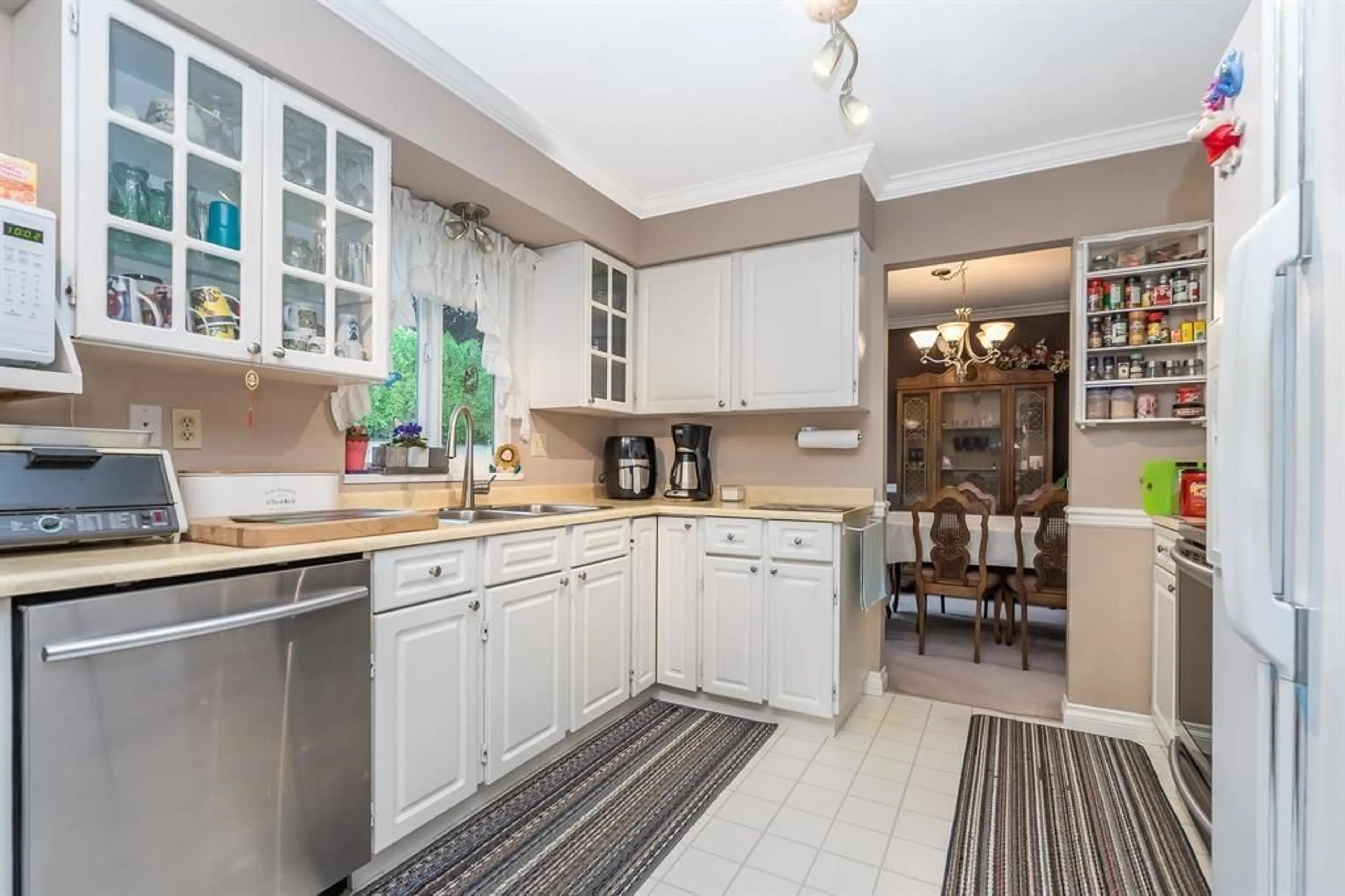 Open concept kitchen, ceramic/tile floor for 8966 144A, Surrey British Columbia V3R7J9