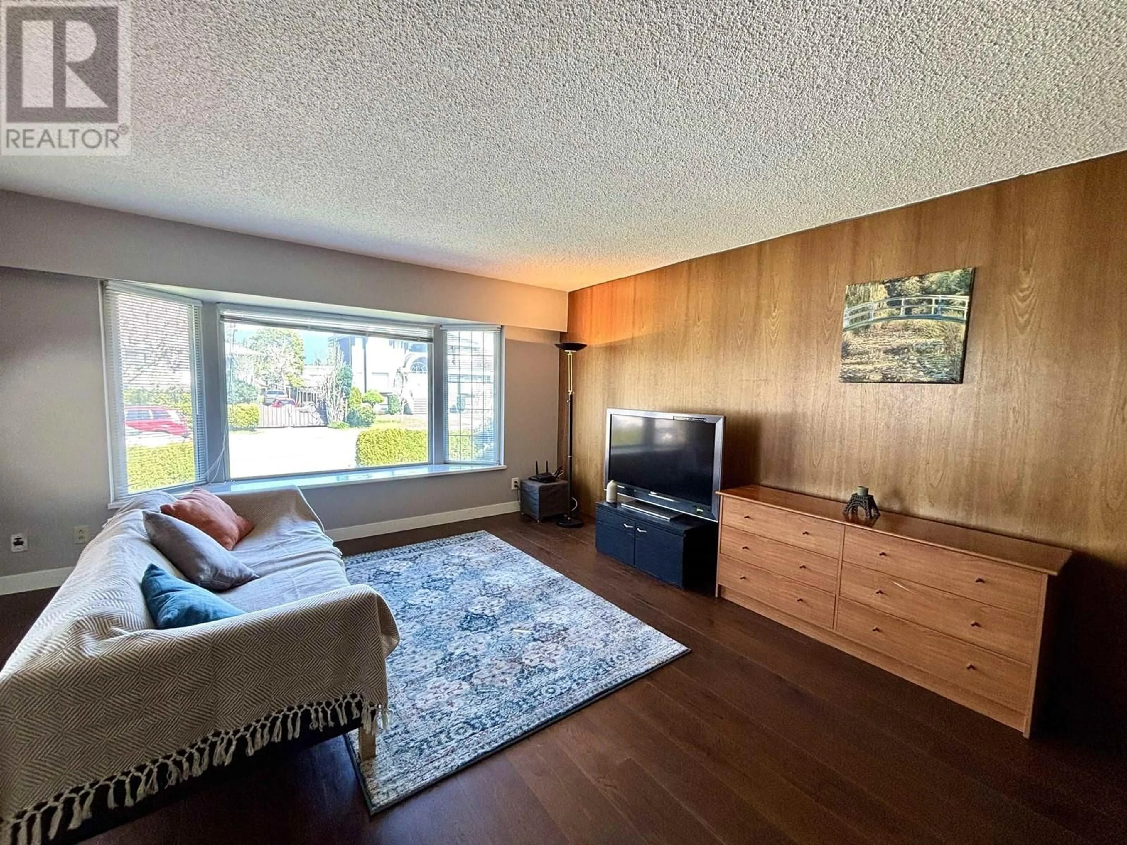 Living room with furniture, wood/laminate floor for 6932 KITCHENER STREET, Burnaby British Columbia V5B2J9
