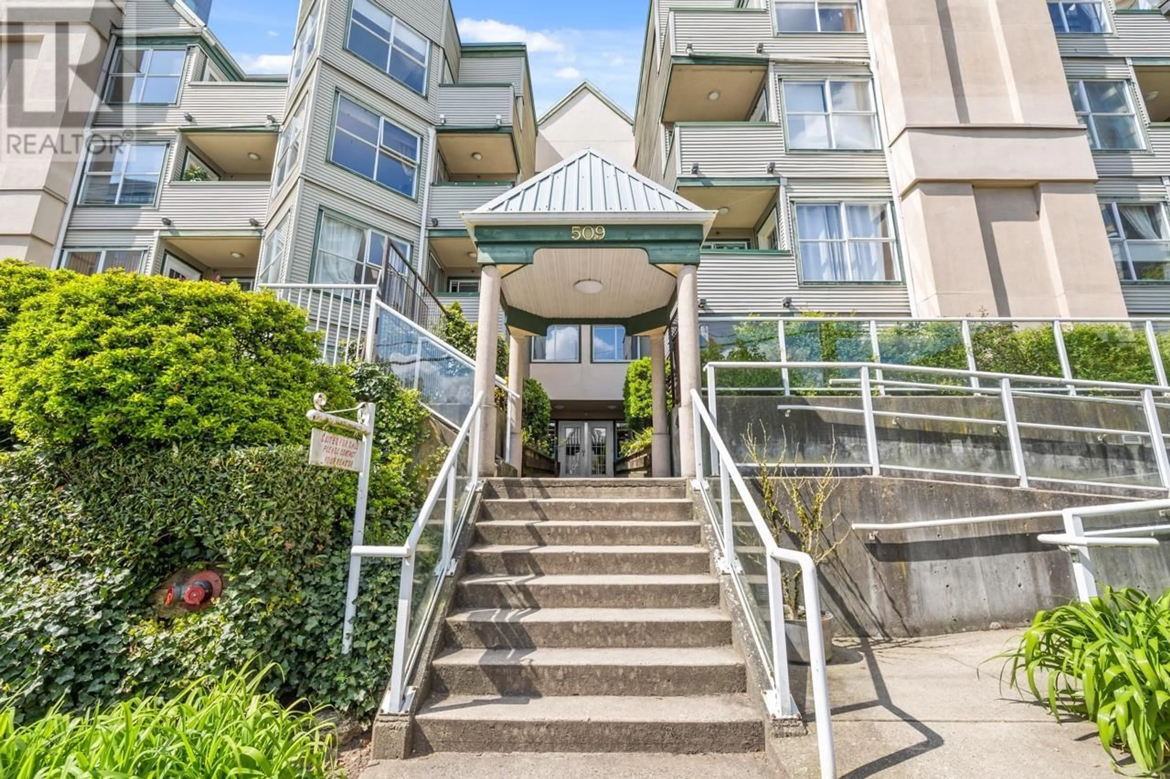 Indoor foyer for 406 - 509 CARNARVON STREET, New Westminster British Columbia V3L5S4