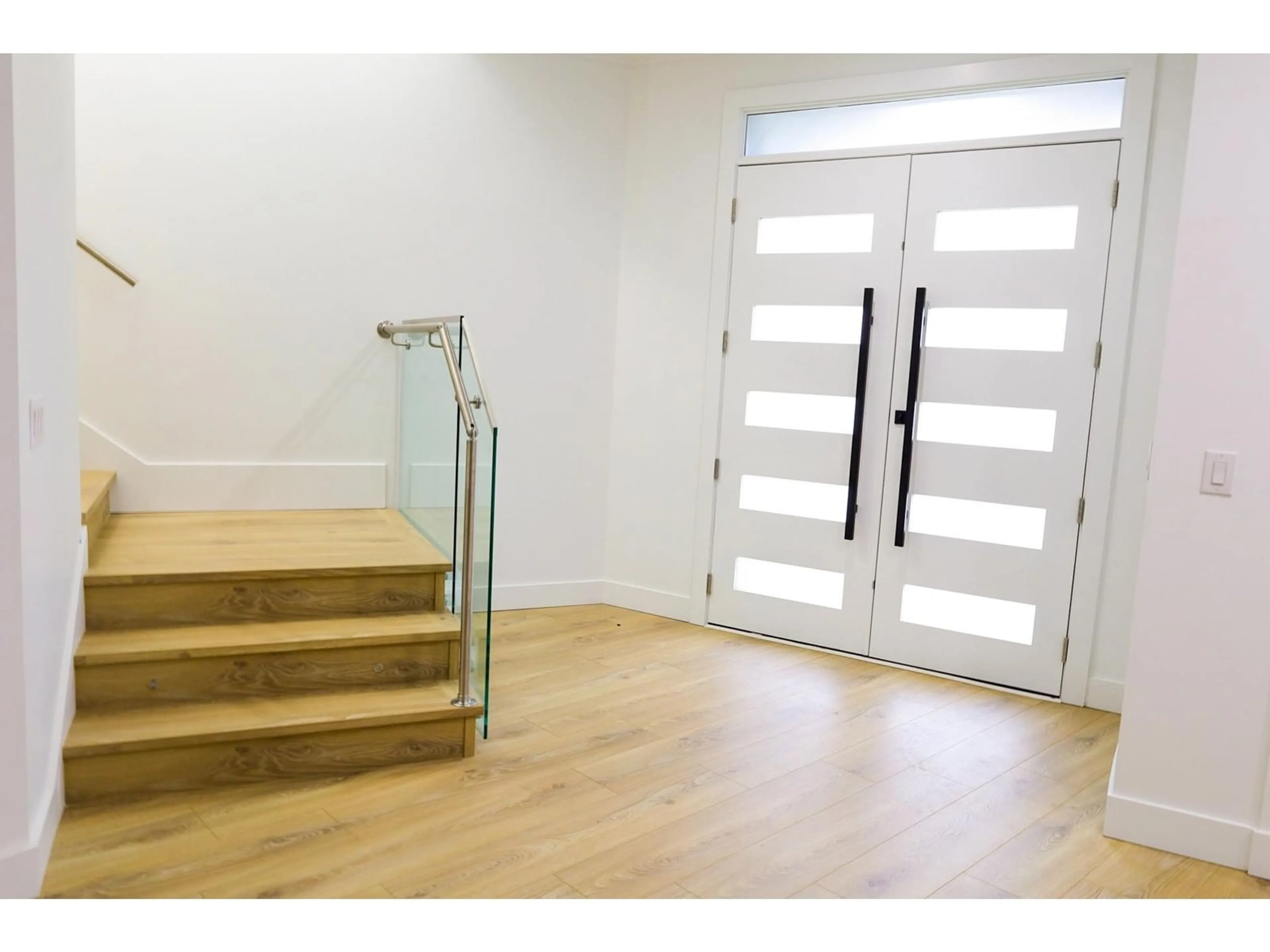 Indoor foyer for 9965 173B, Surrey British Columbia V3S4B1