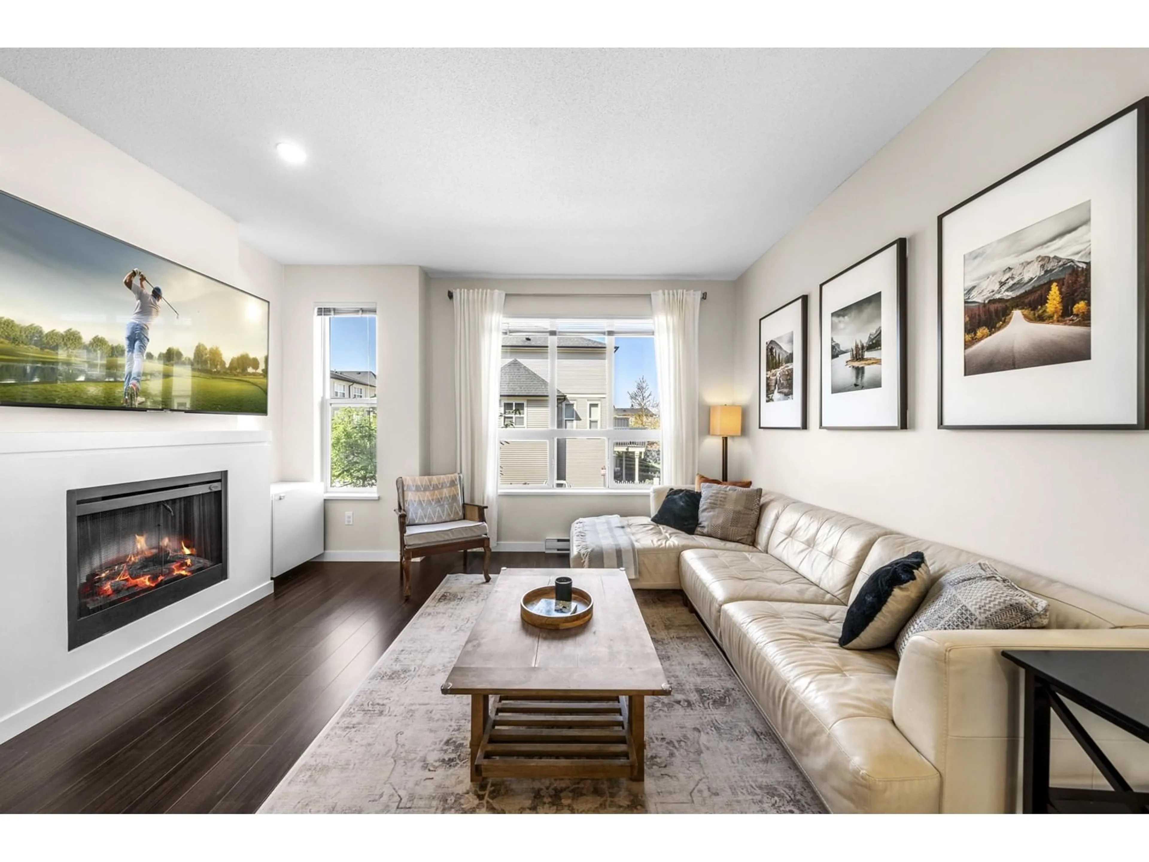 Living room with furniture, wood/laminate floor for 75 - 7938 209, Langley British Columbia V2Y0K1