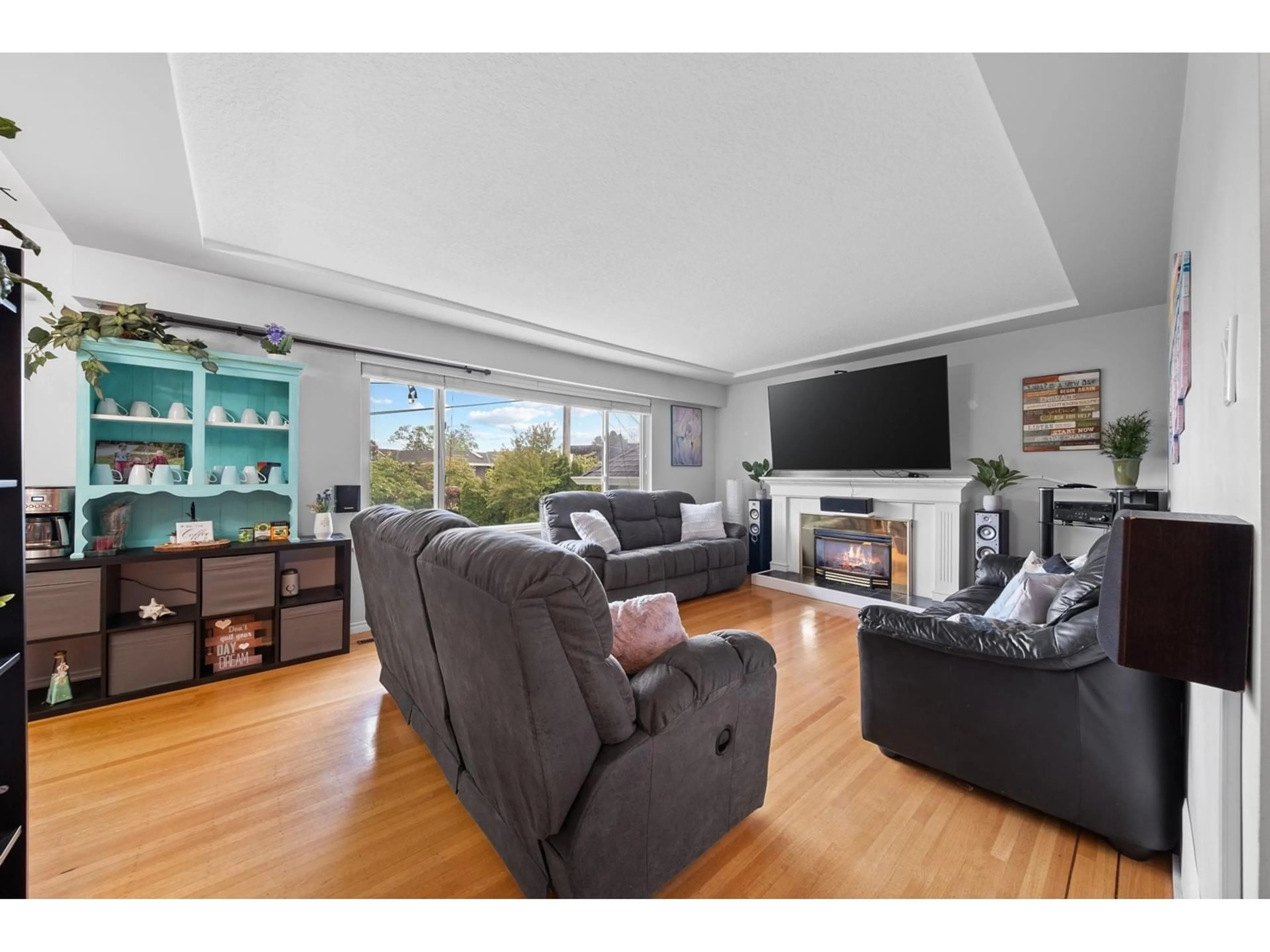 Living room with furniture, wood/laminate floor for 14424 MANN PARK, White Rock British Columbia V4B3A8